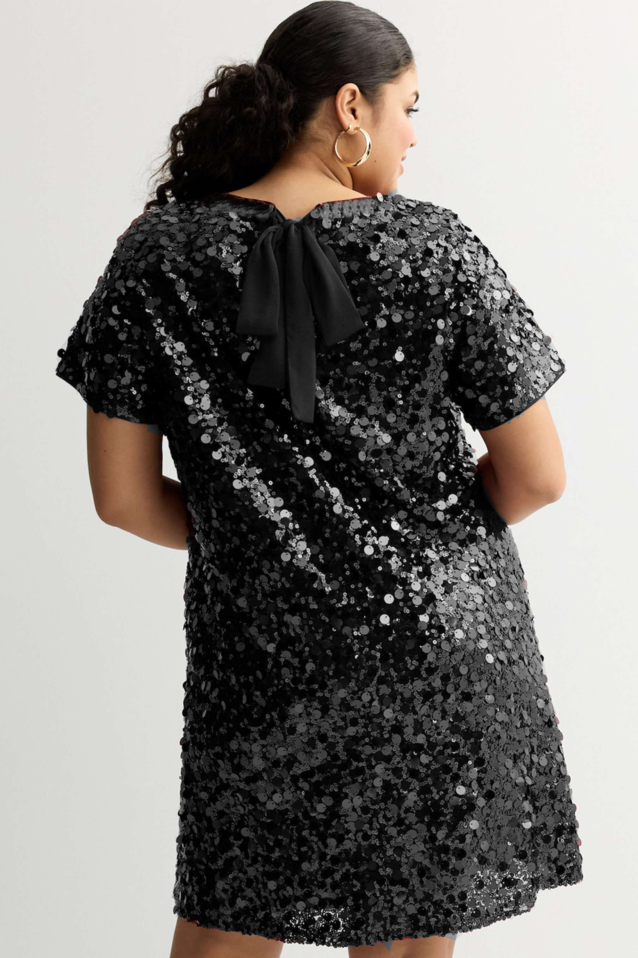 Vestido de lentejuelas con lazo en espalda