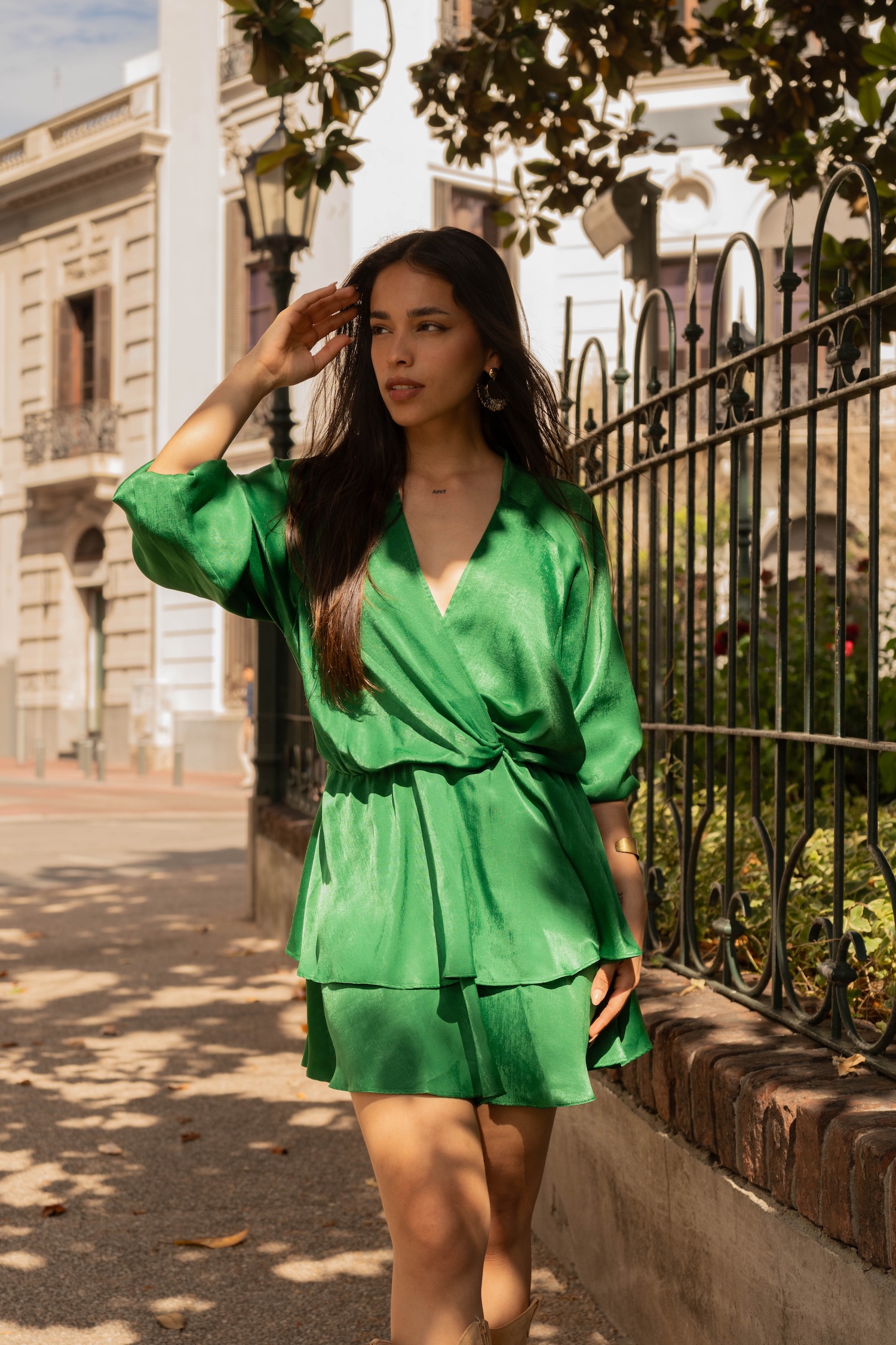 Vestido en satén verde con volados en falda