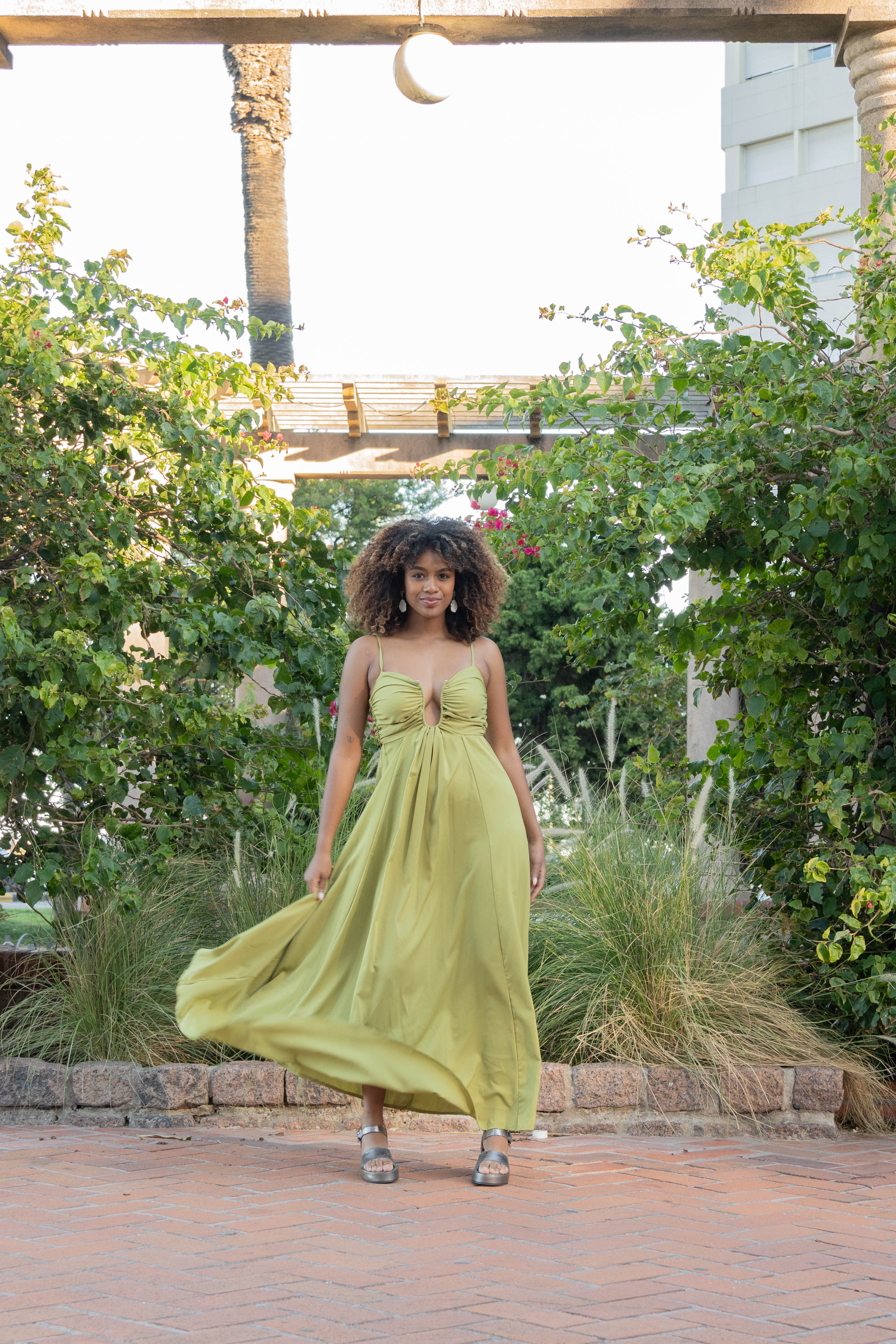 Vestido con hebilla en busto