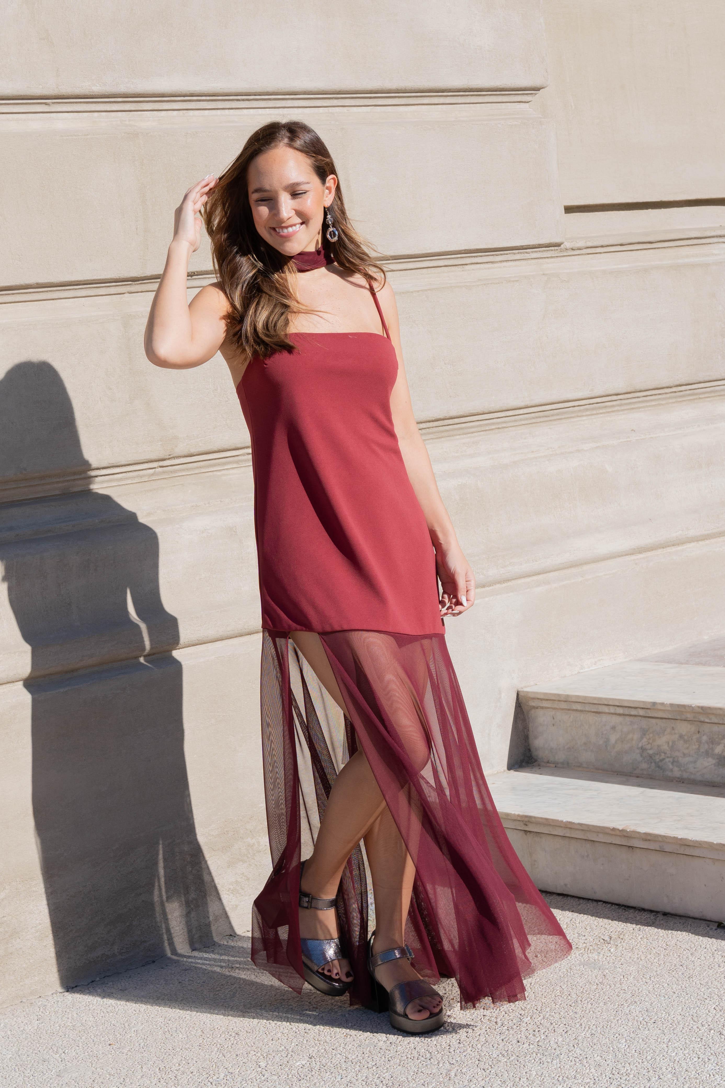 Vestido con transparencias en falda y capa