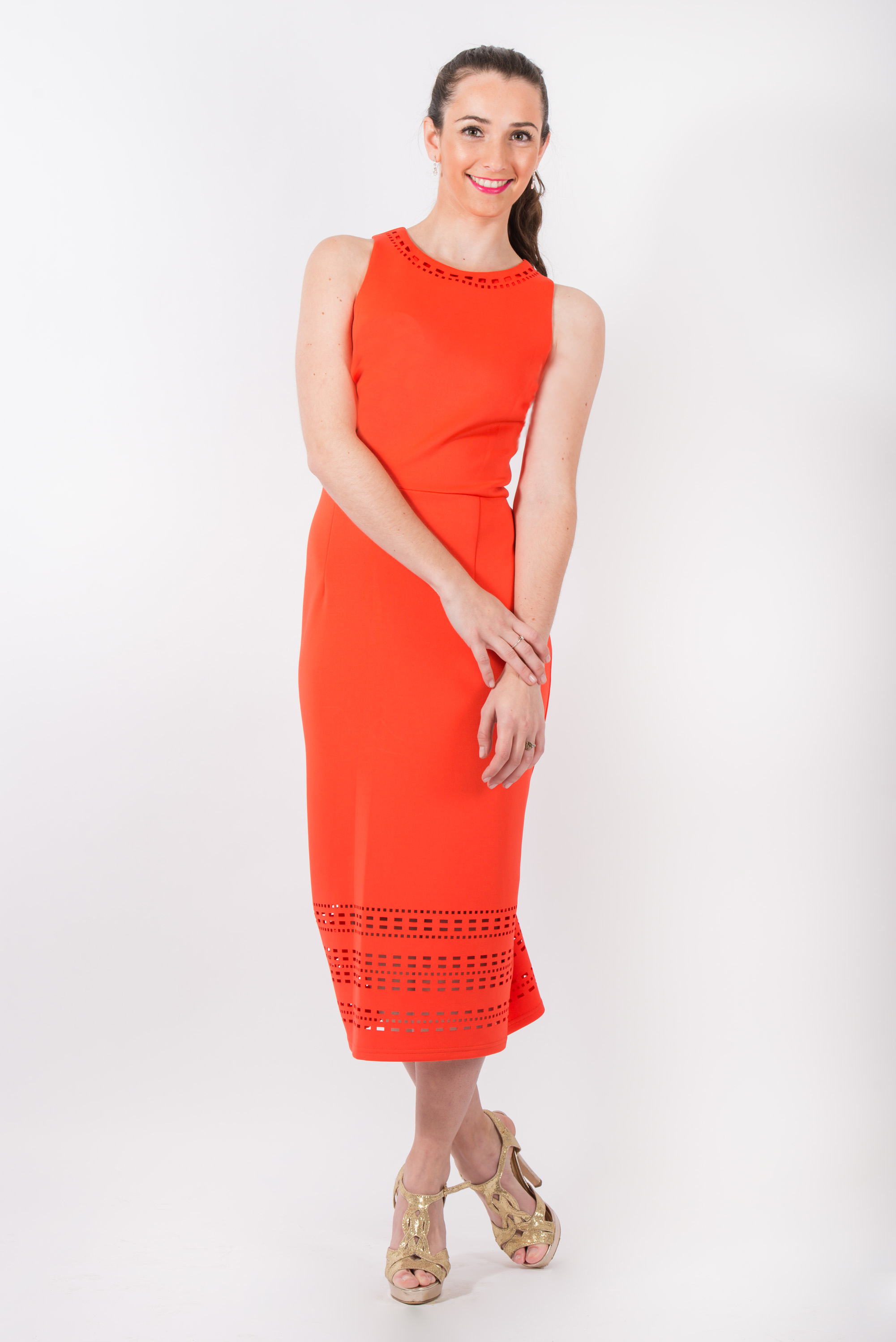 Vestido anaranjado con perforaciones
