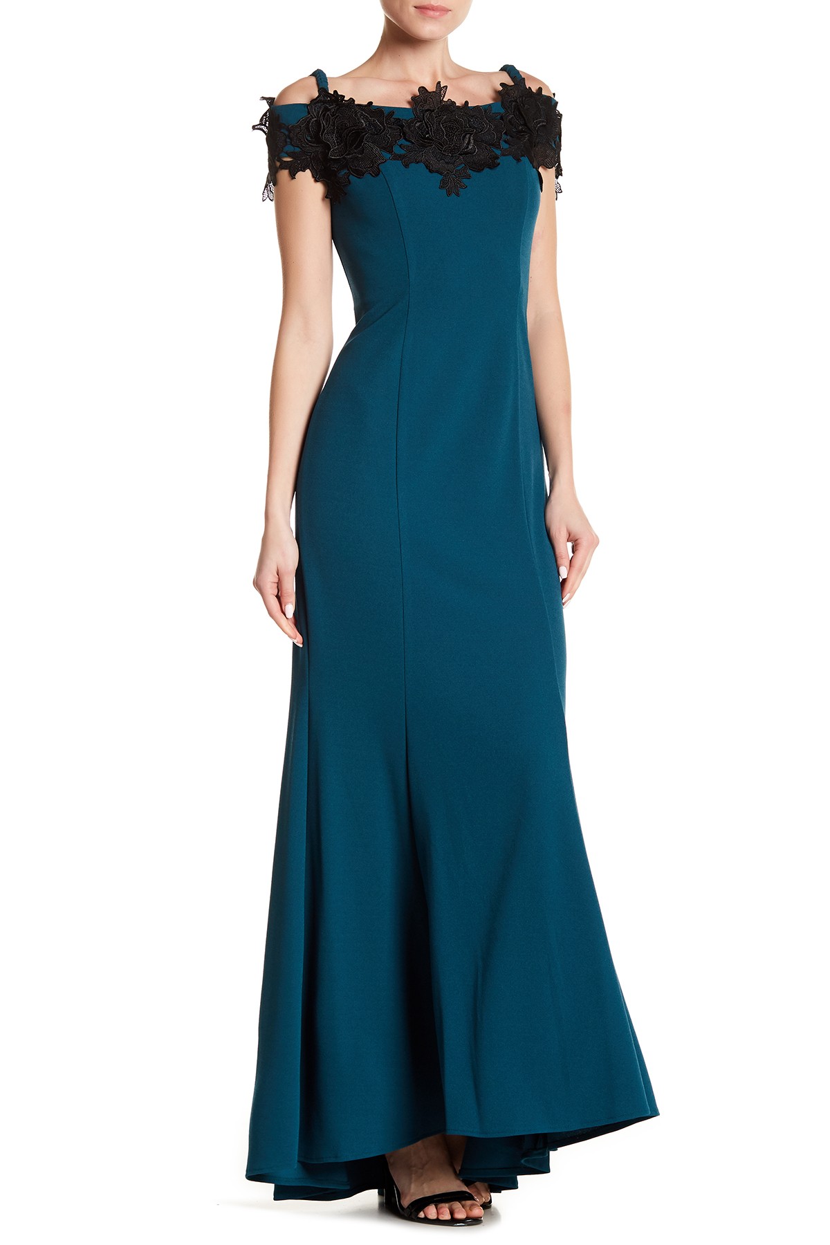 Vestido off the shoulder con cruni negro