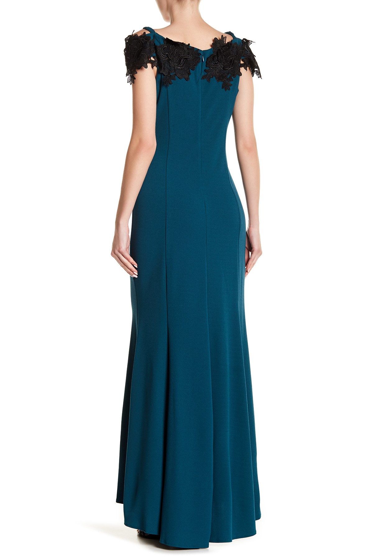 Vestido off the shoulder con cruni negro