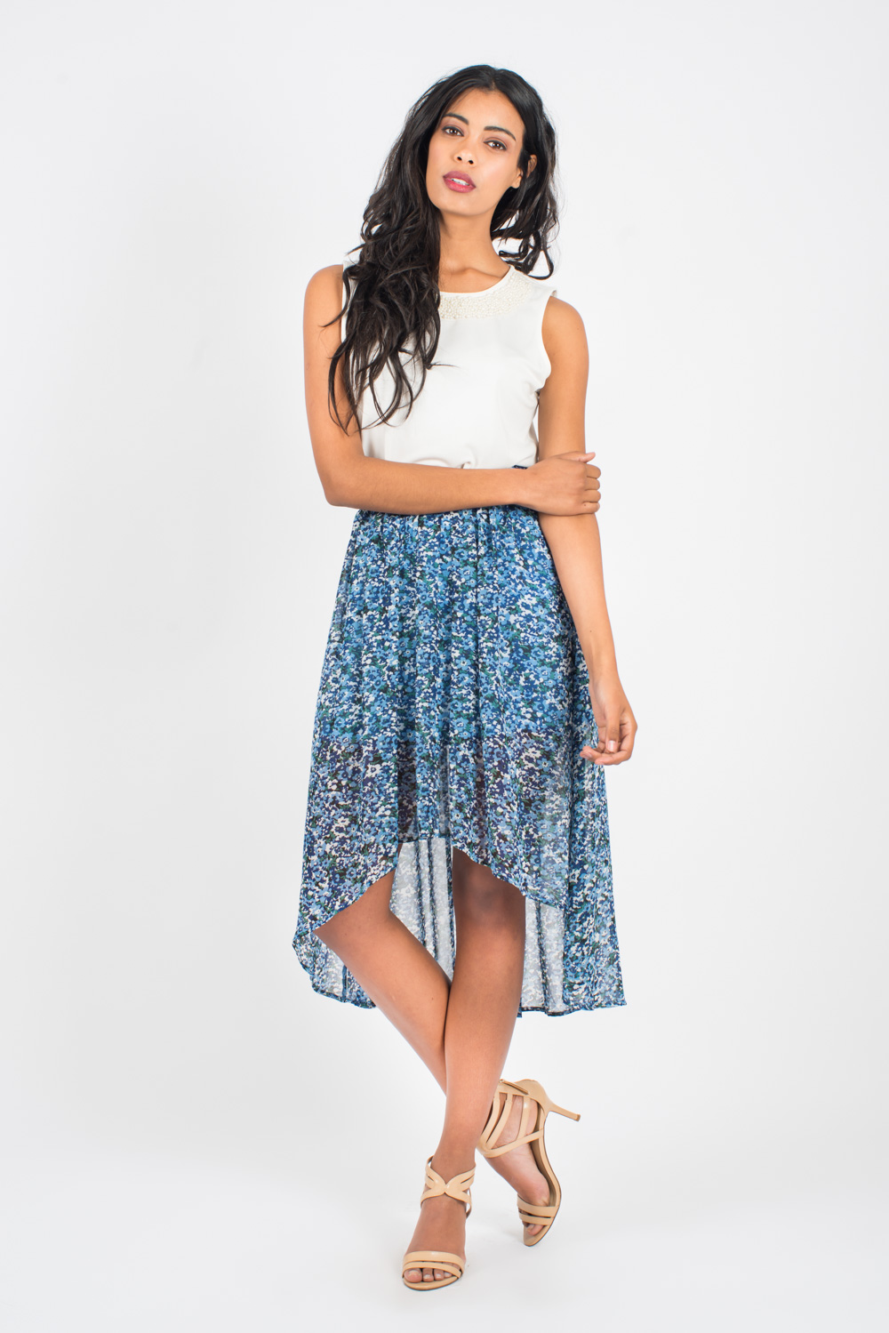 Pollera floreada en tonos de azul