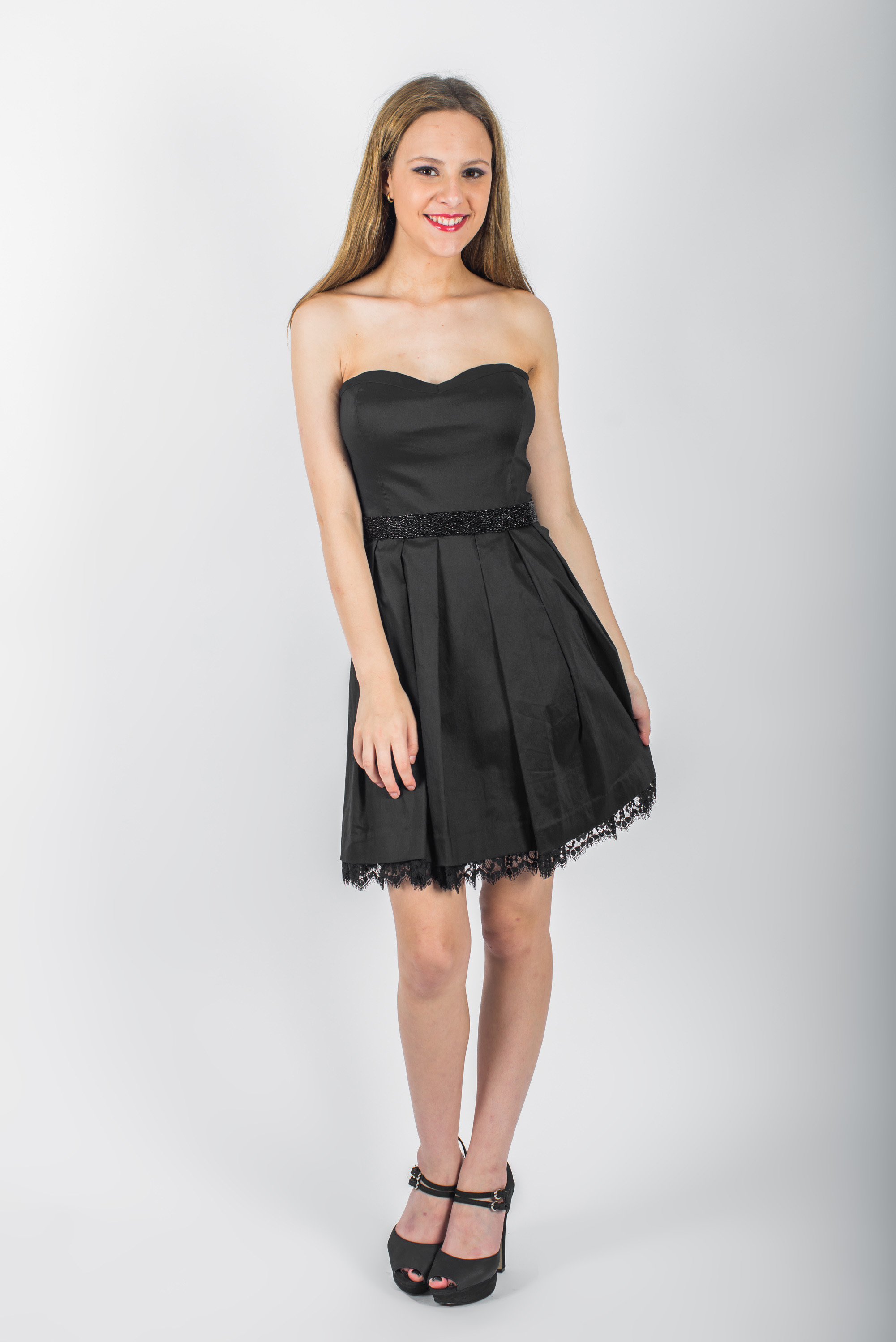 Vestido con bordado en cintura y detalle en falda