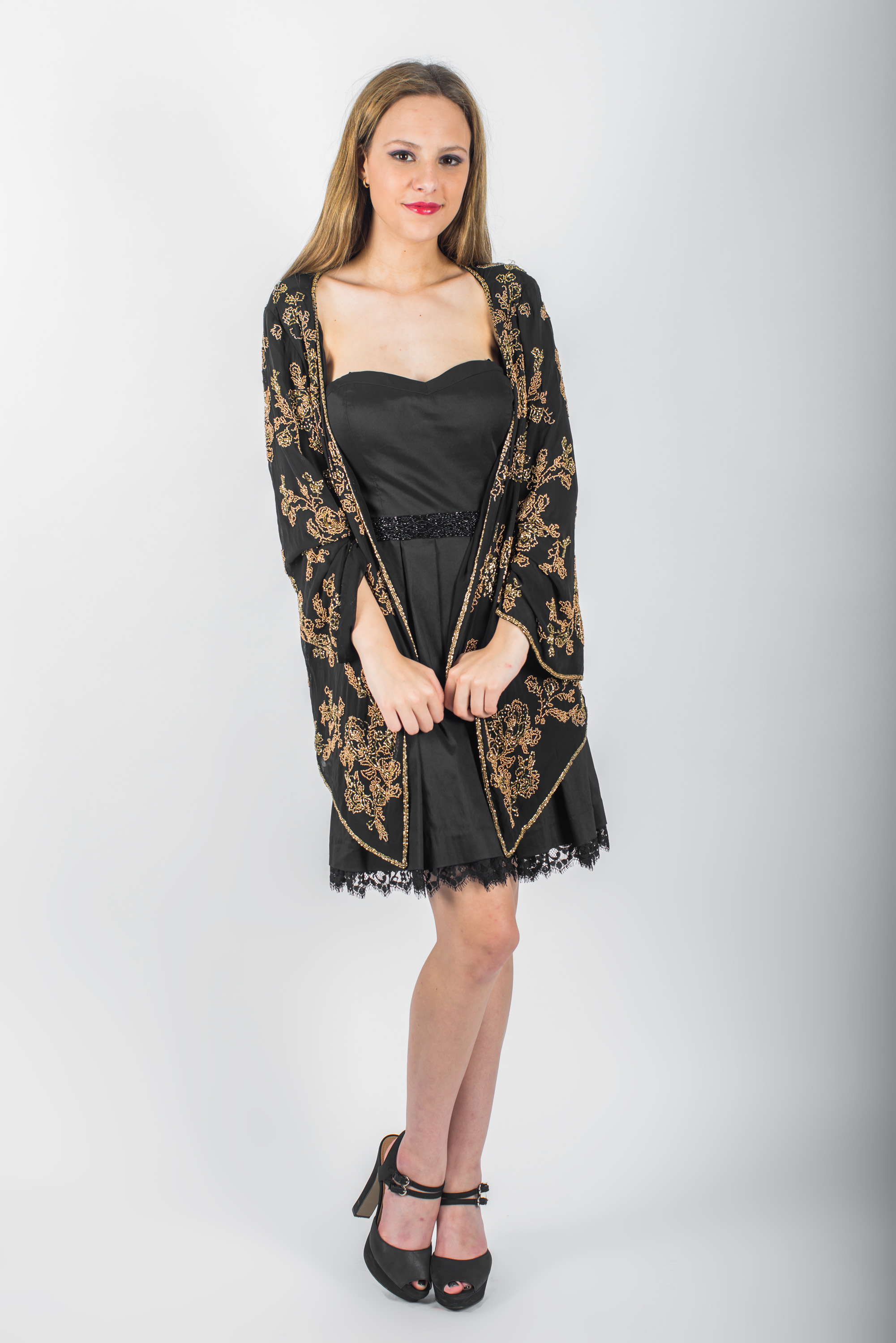 Vestido con bordado en cintura y detalle en falda