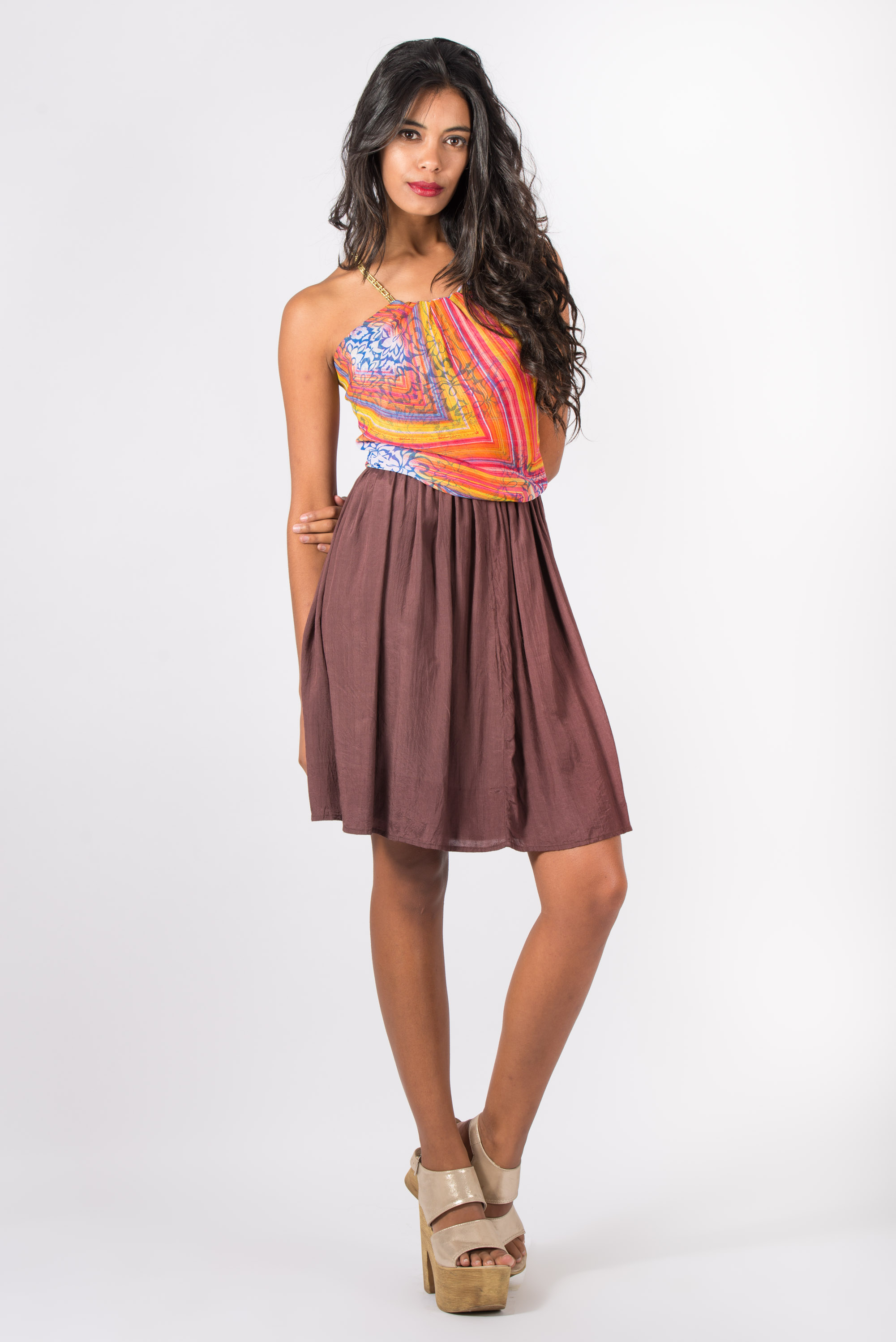 Vestido con falda marrón y top estampado con cadena