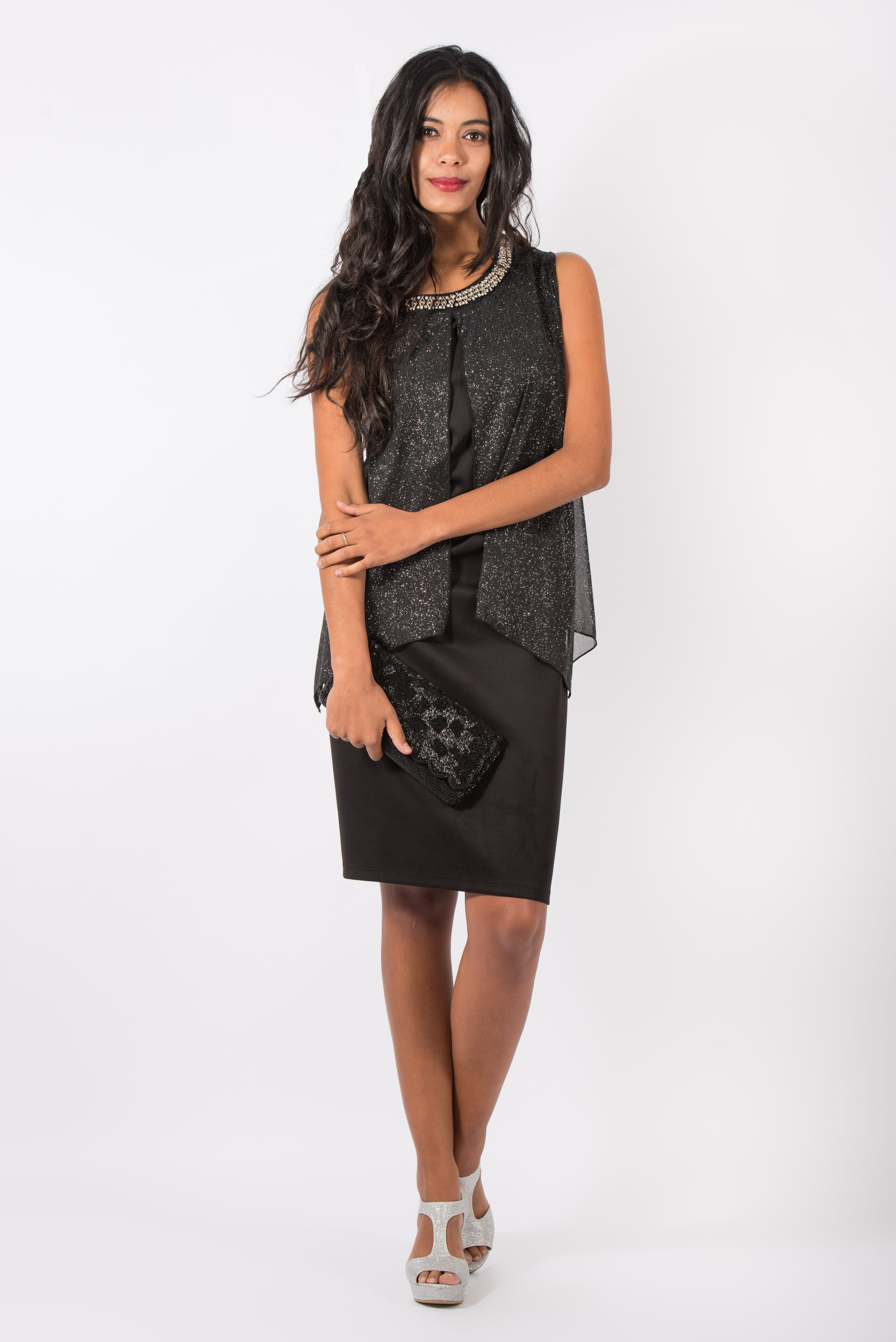 Vestido con top suelto y bordado en cuello
