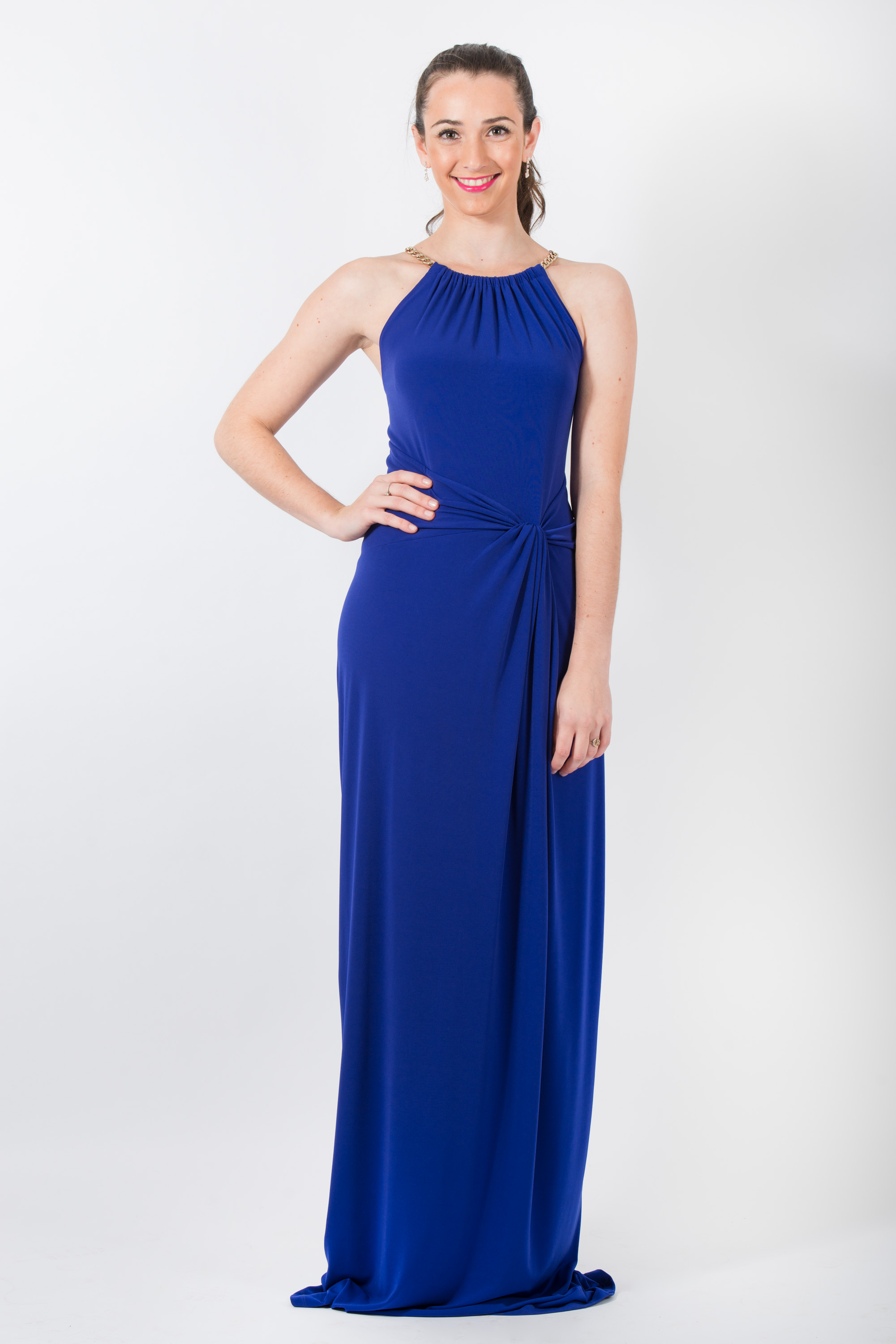 Vestido azul con cadena en el cuello