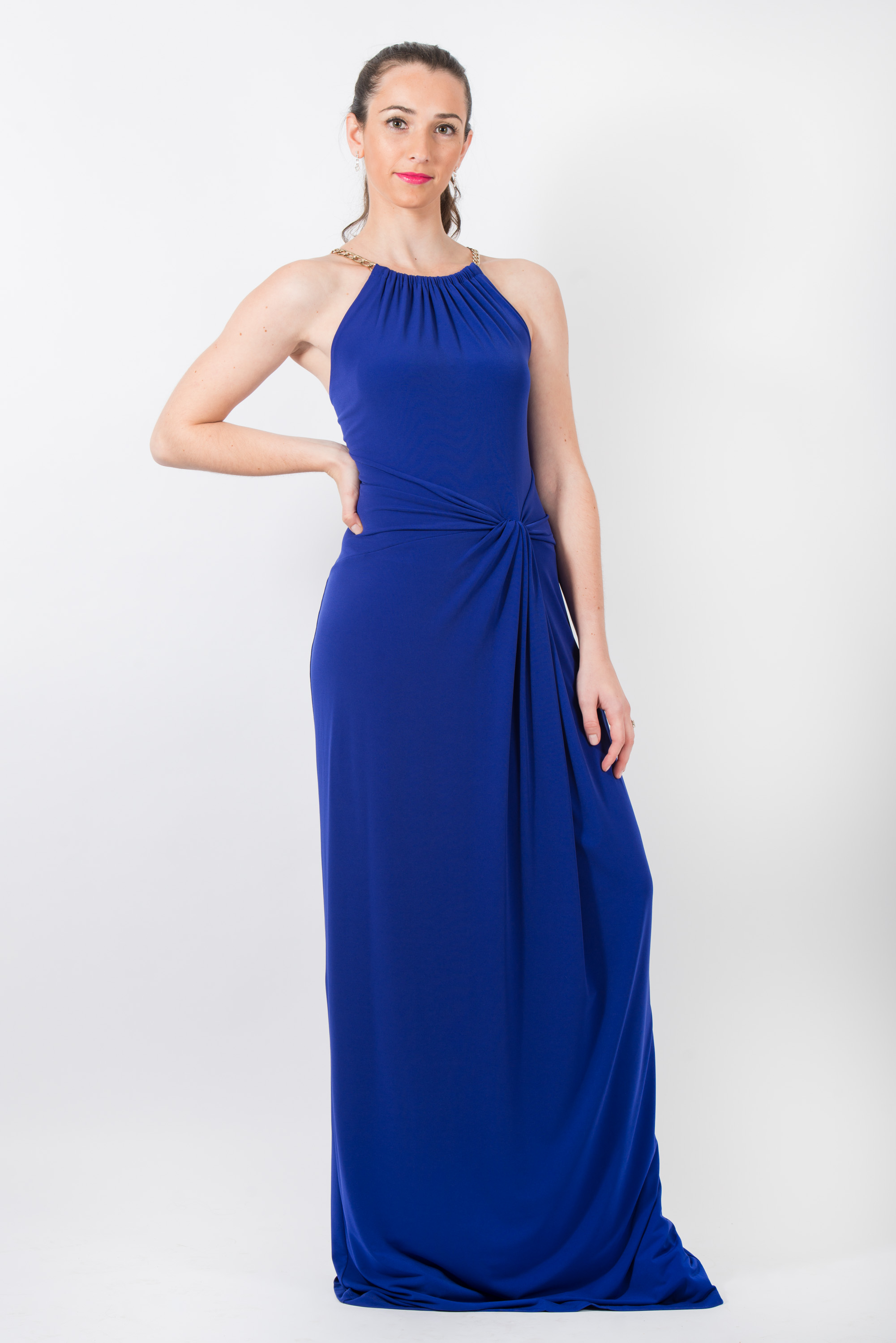 Vestido azul con cadena en el cuello