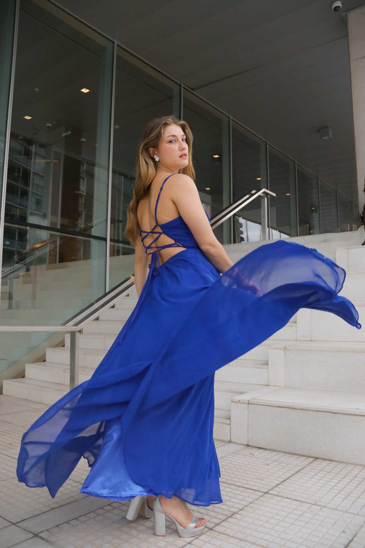 Vestido con tajo y espalda escotada