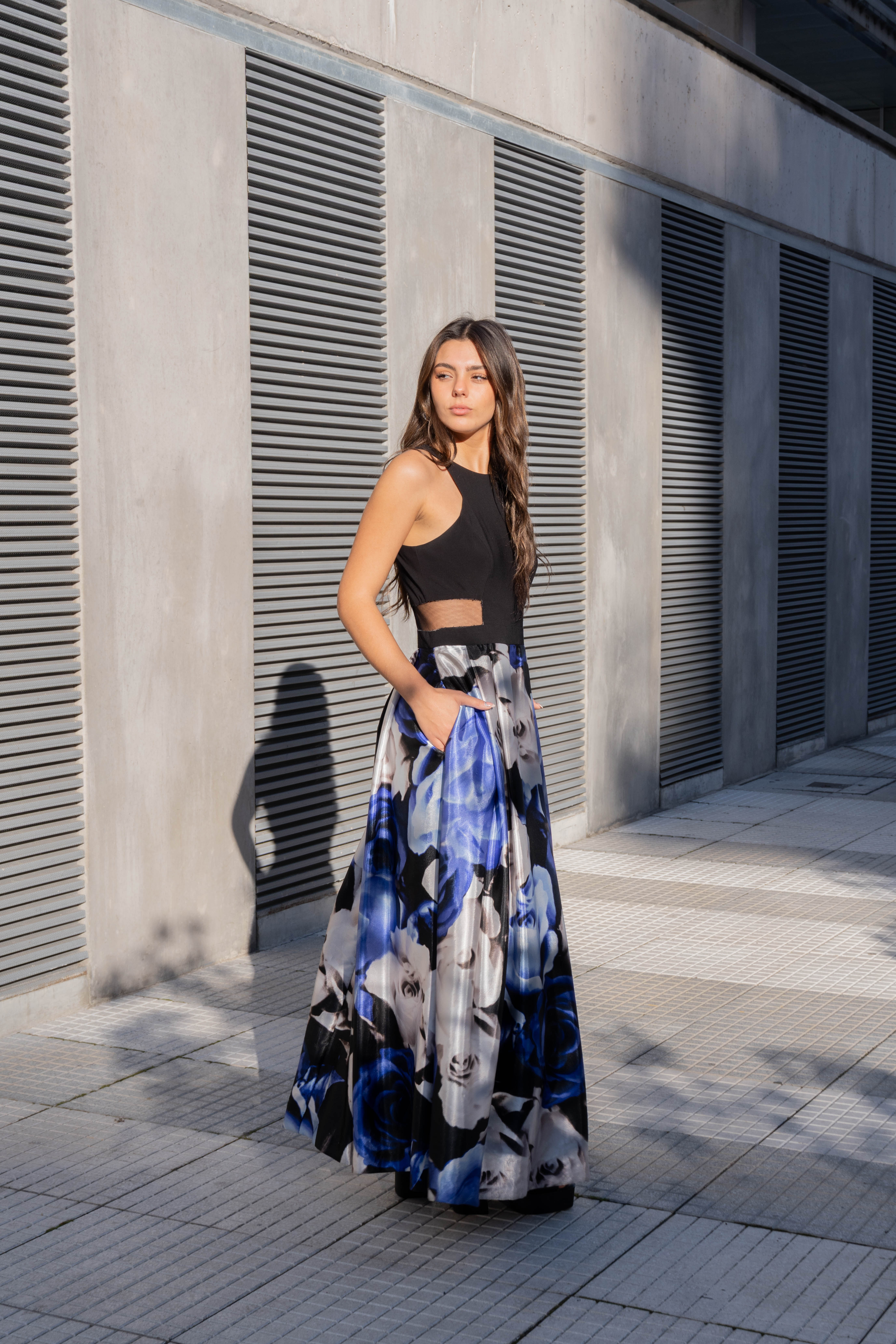 Vestido con falda estampada y transparencia en cintura