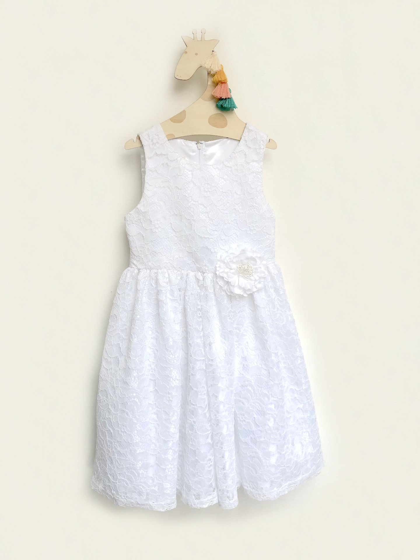 Vestido de encaje con flor en cintura