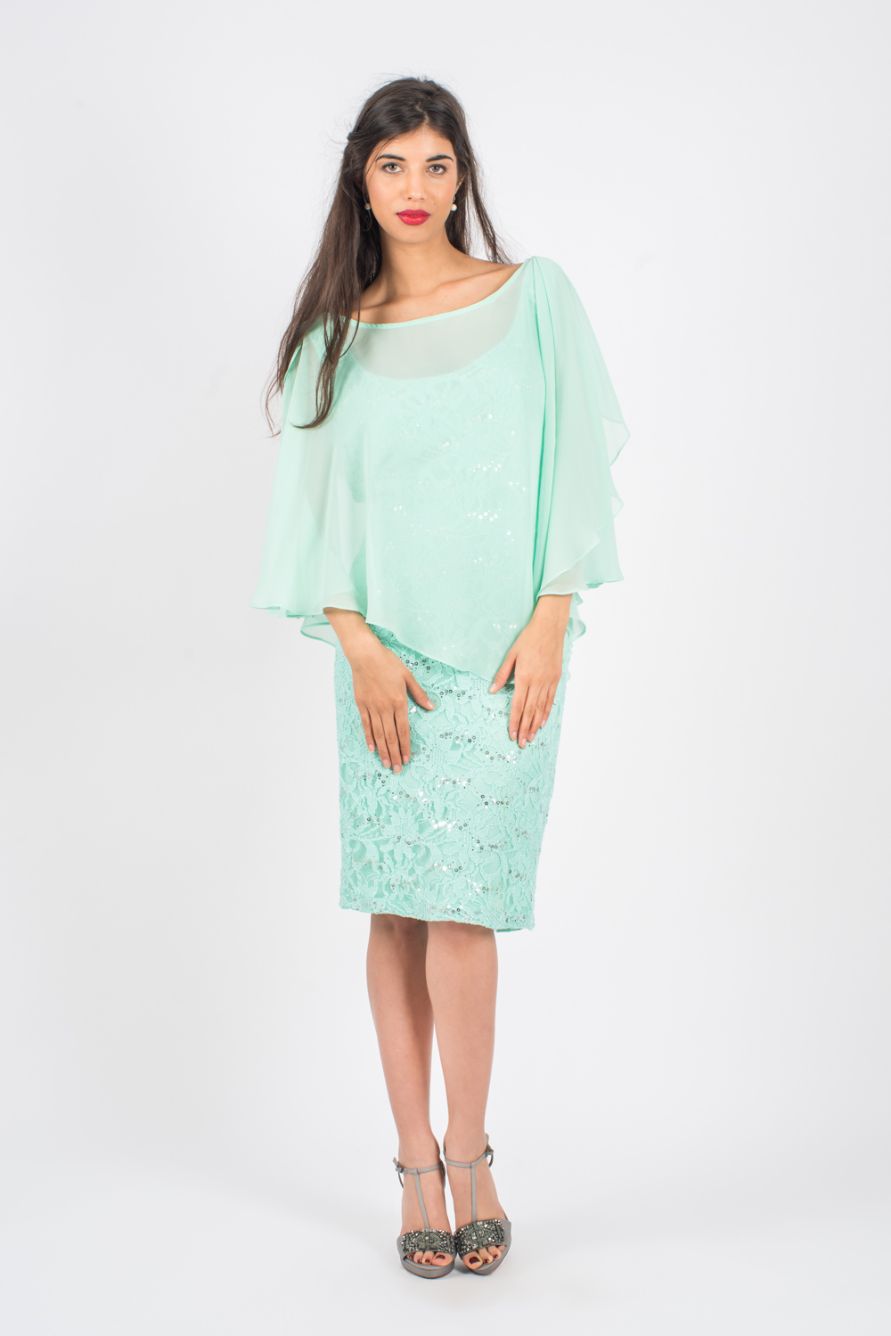 Vestido en encaje con capa en gasa