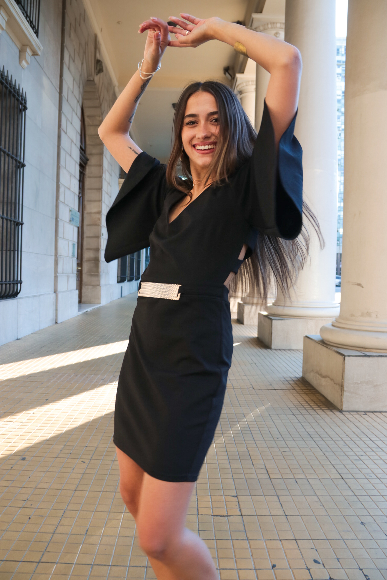 Vestido con mangas, cinto y detalle en espalda