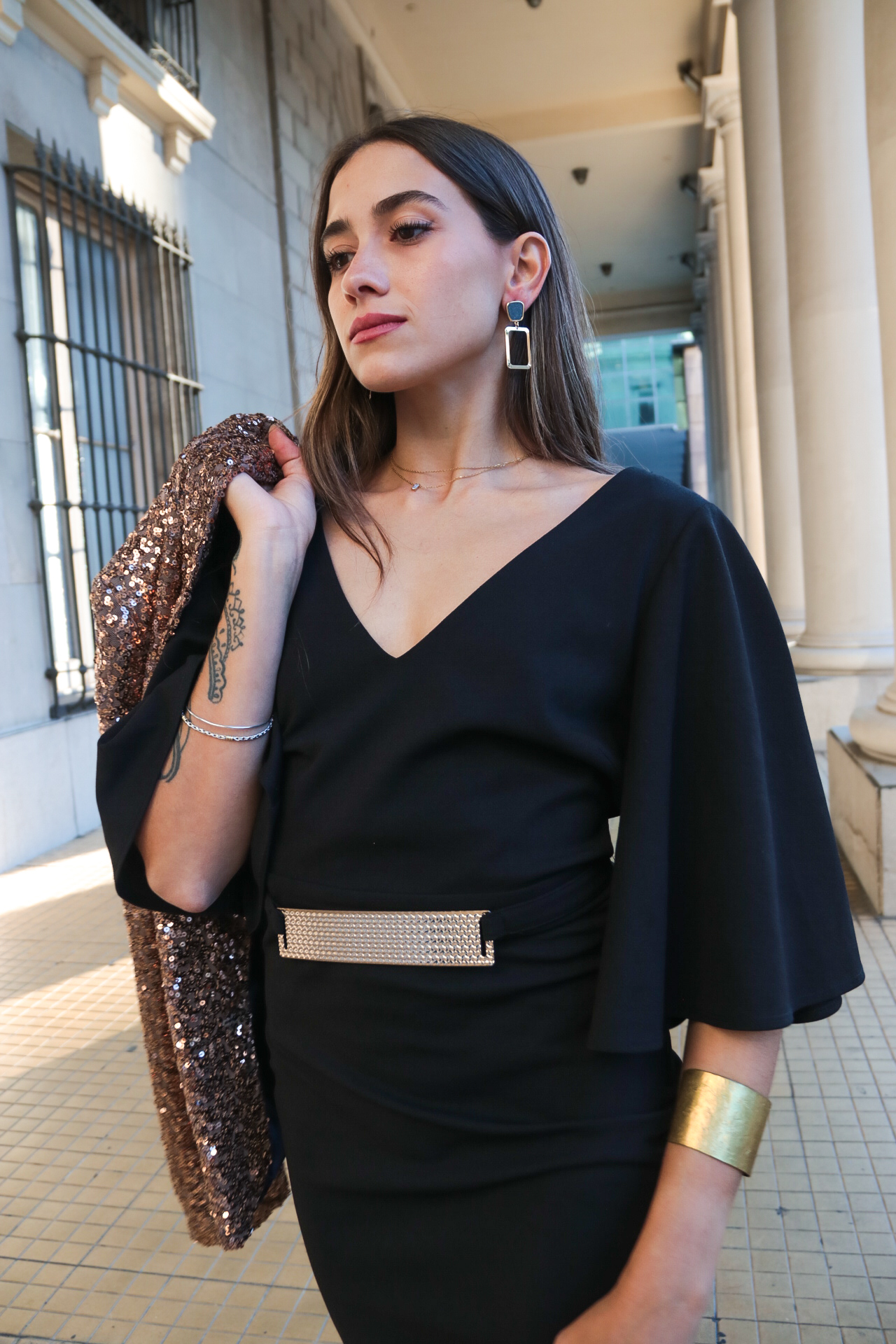 Vestido con mangas, cinto y detalle en espalda