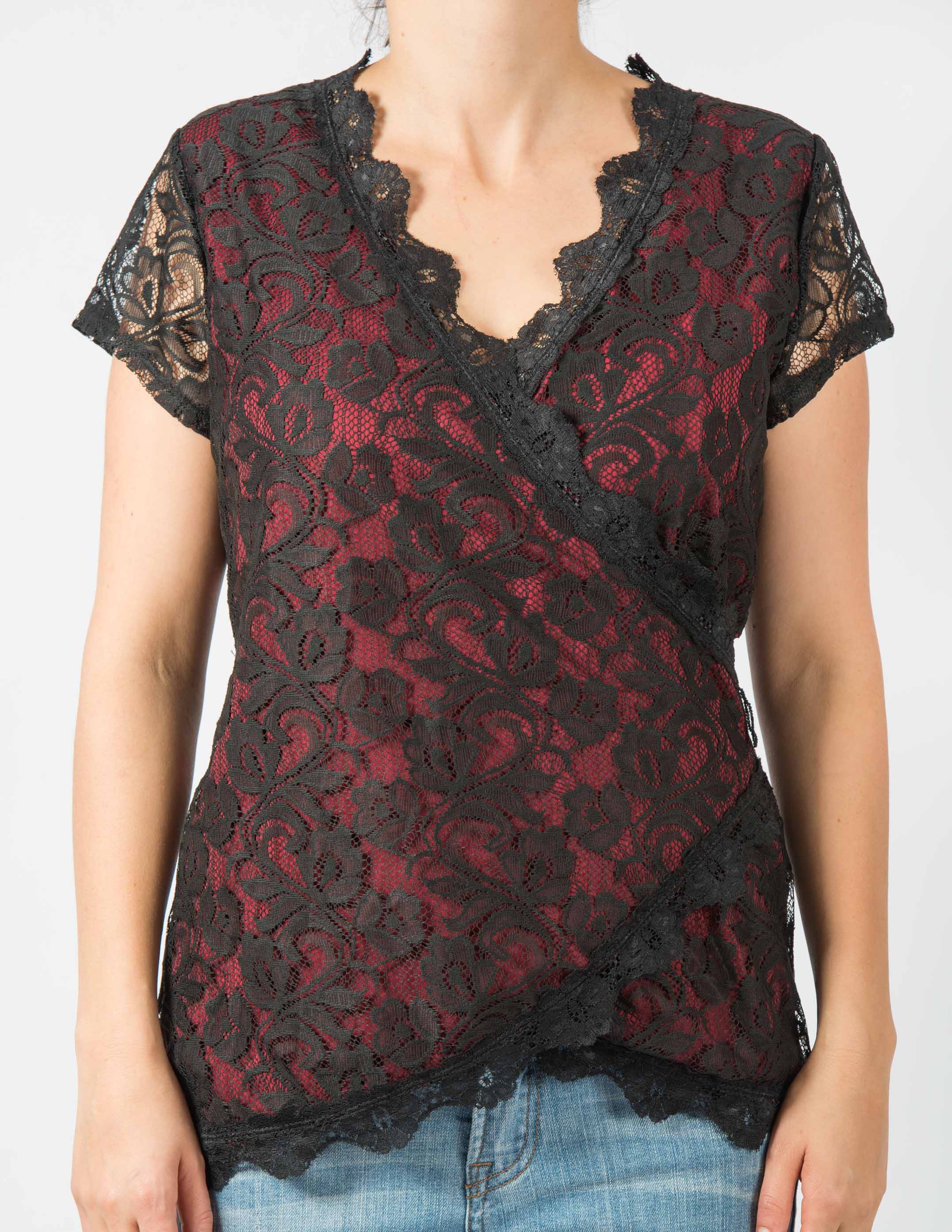 Blusa de encaje sobre fondo rojo