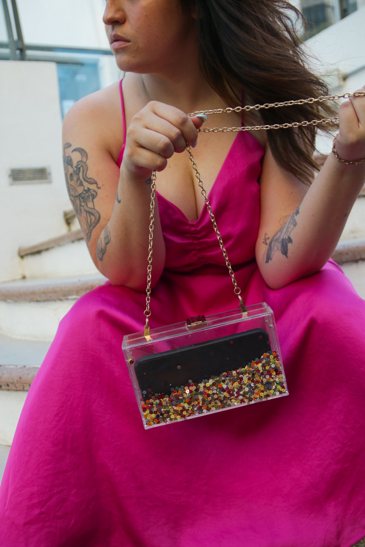 Clutch transparente con lentejuelas