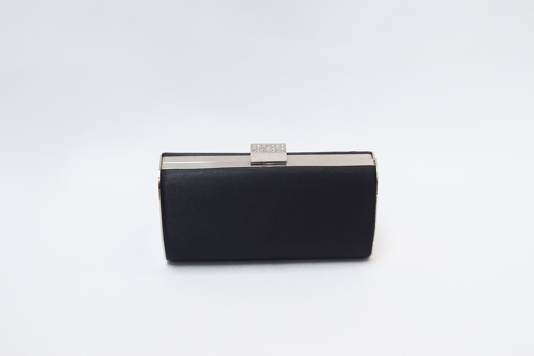 Clutch negro con detalle en strass