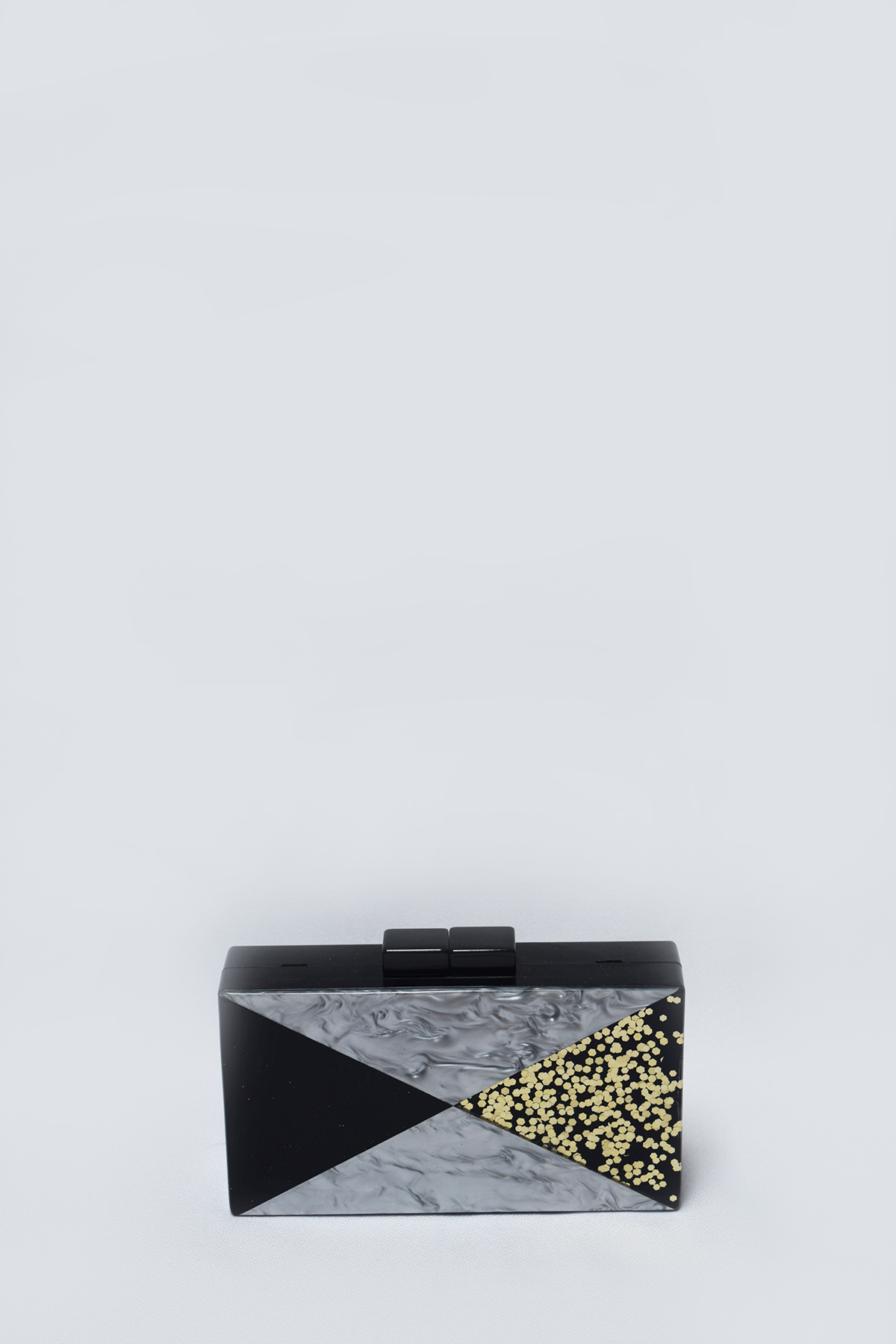Clutch negro, gris y dorado