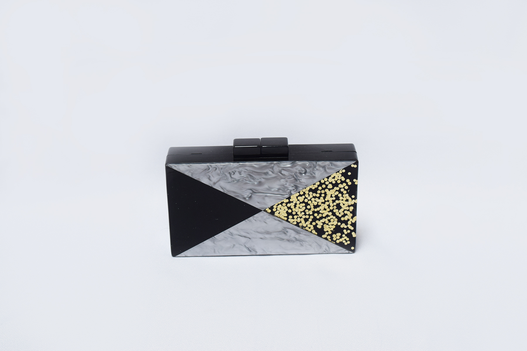 Clutch negro, gris y dorado