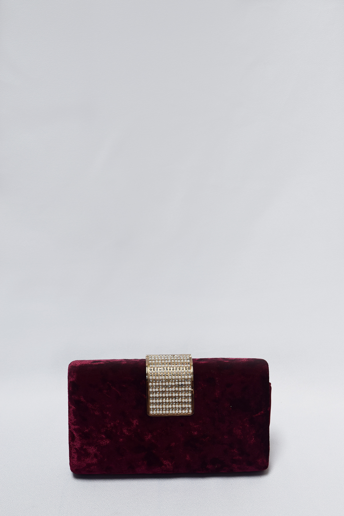 Clutch en terciopelo con detalle en perlas