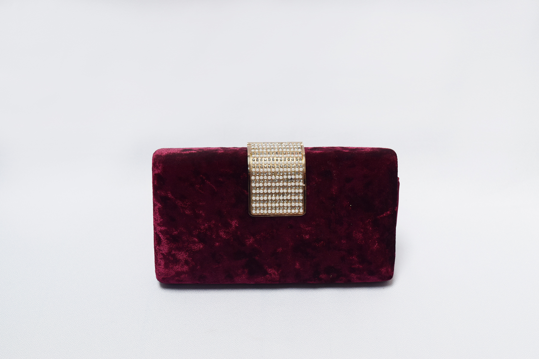 Clutch en terciopelo con detalle en perlas