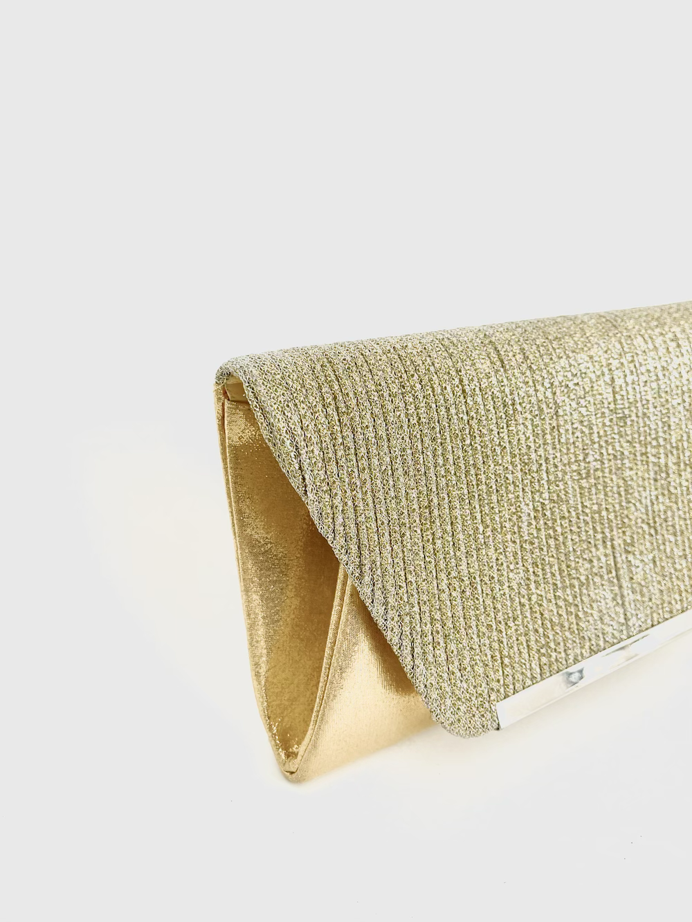 Sobre dorado con detalle en tapa