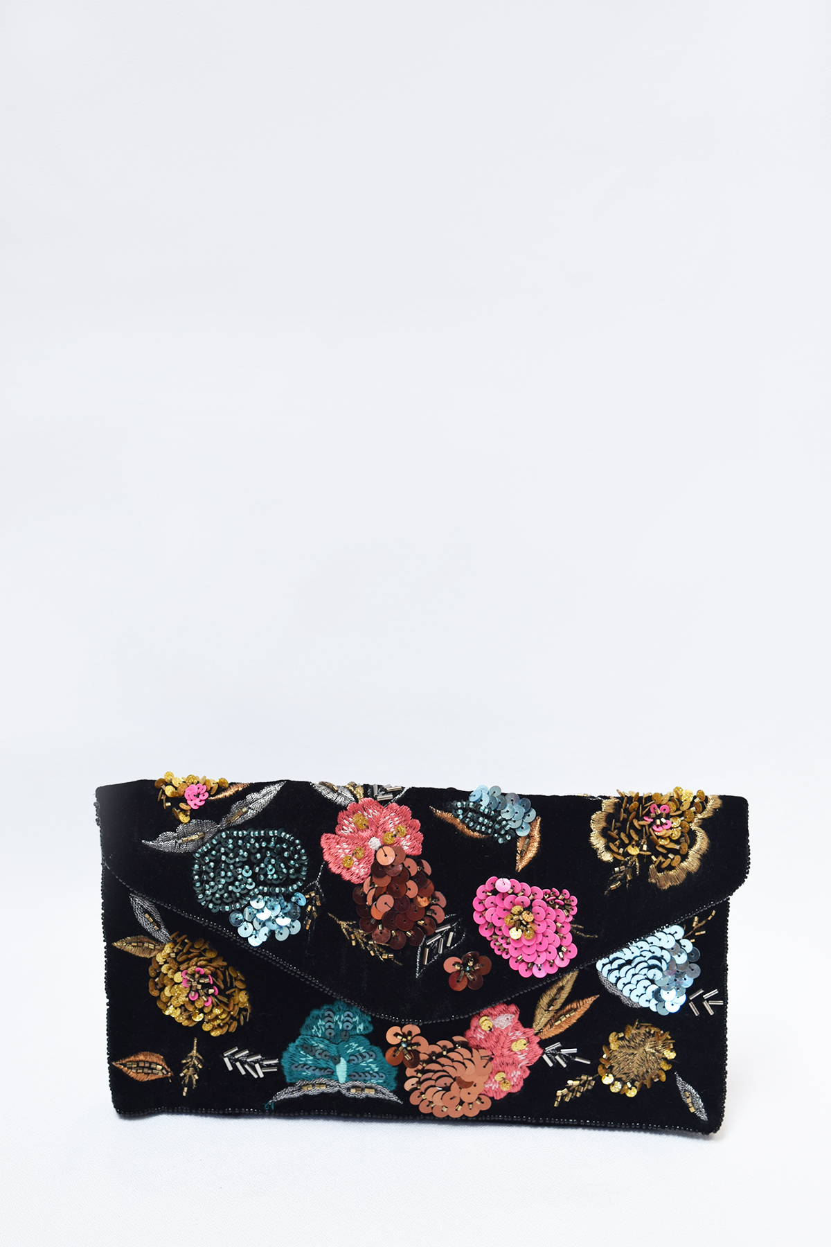 Sobre de gamuza negra con flores bordadas
