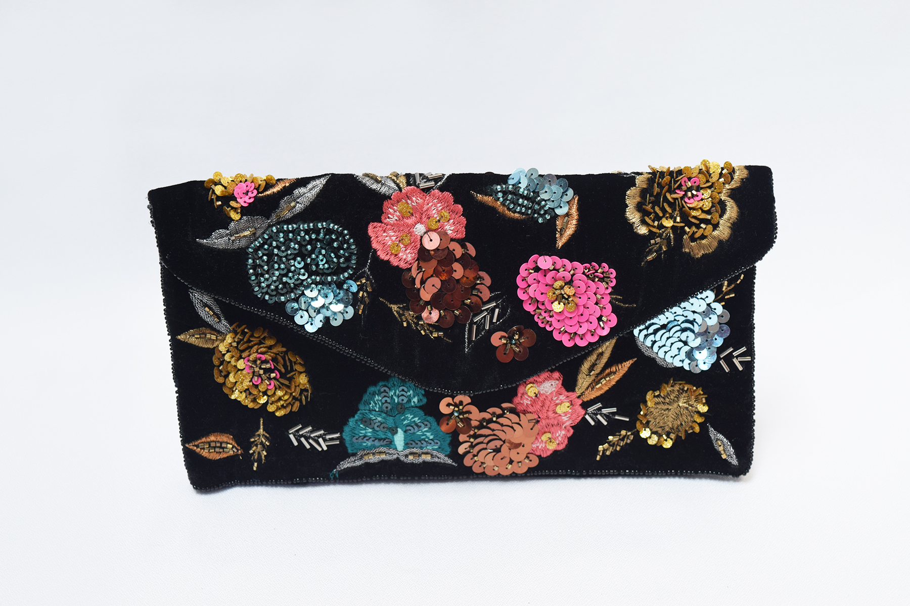Sobre de gamuza negra con flores bordadas