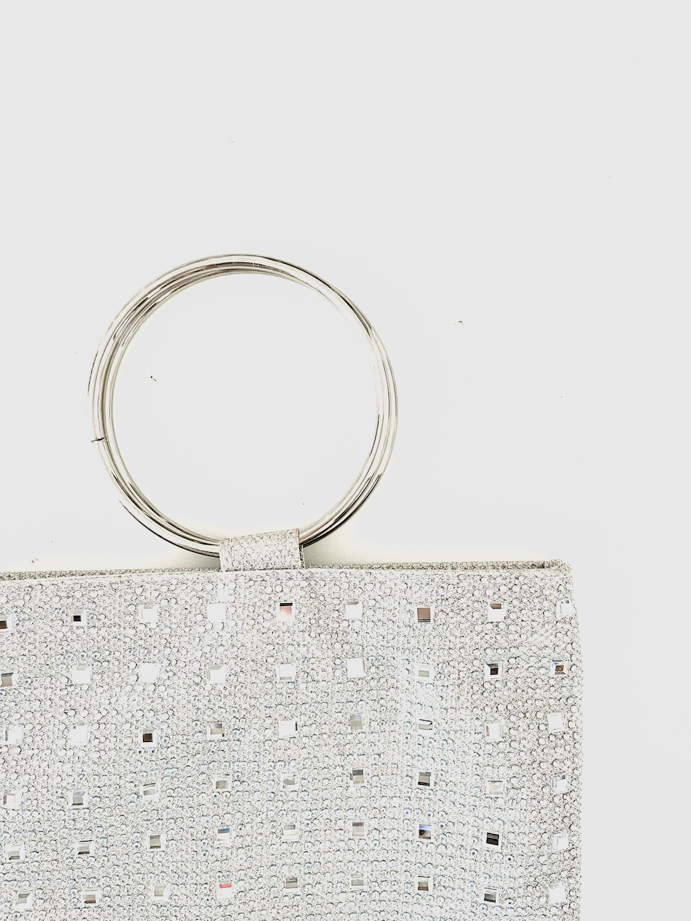 Cartera plata con aro y brillos