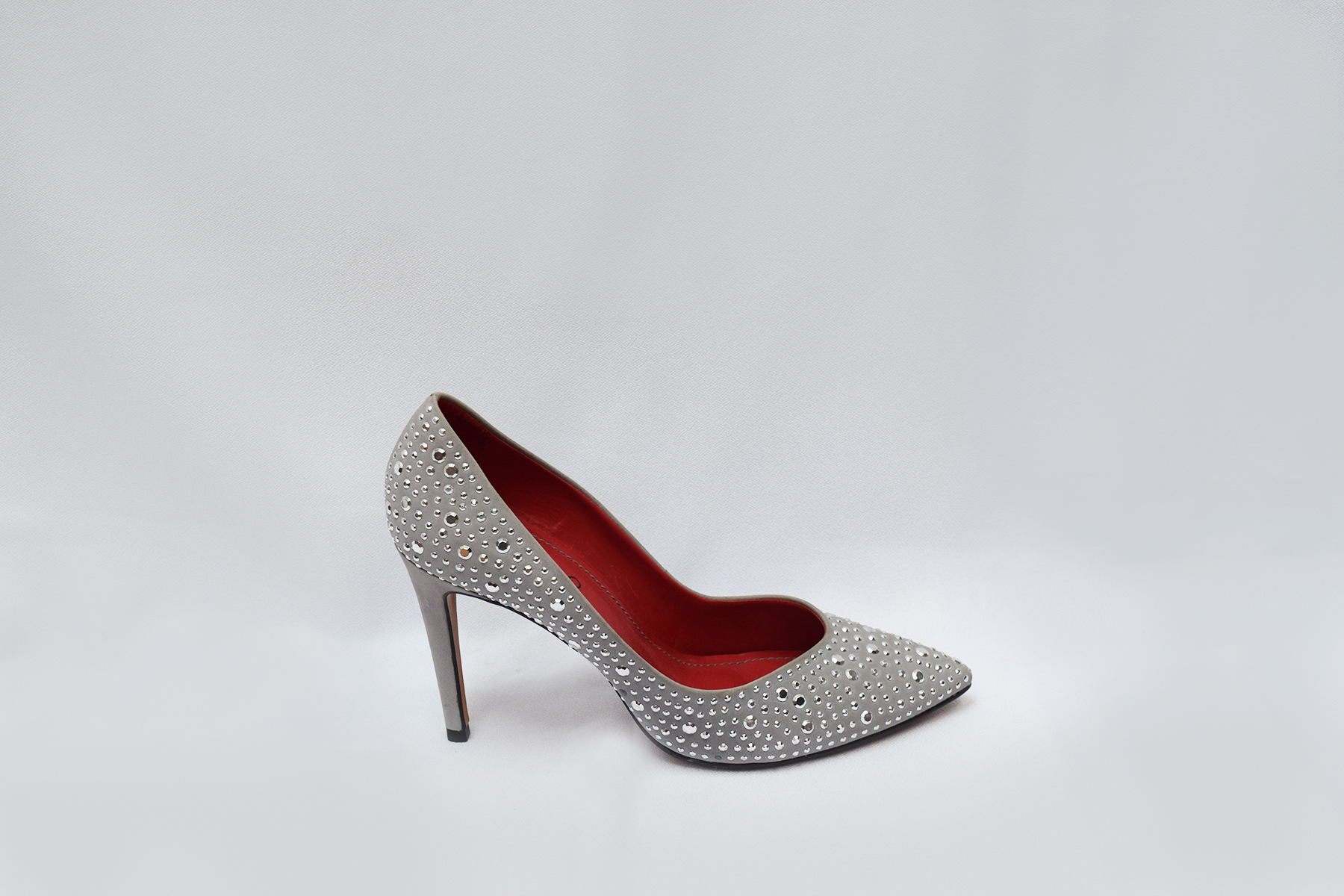 Zapatos en punta con tachas