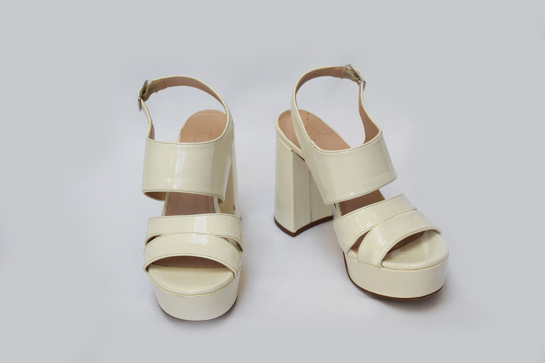 Sandalias de charol cremita