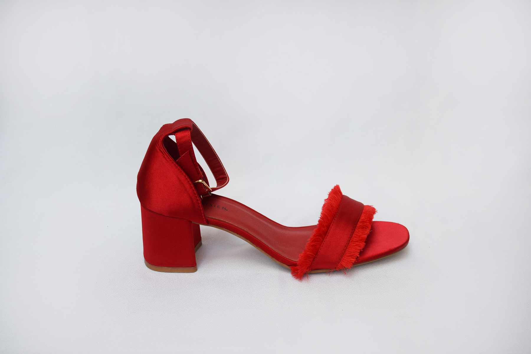 Sandalias en satén rojo con flecos