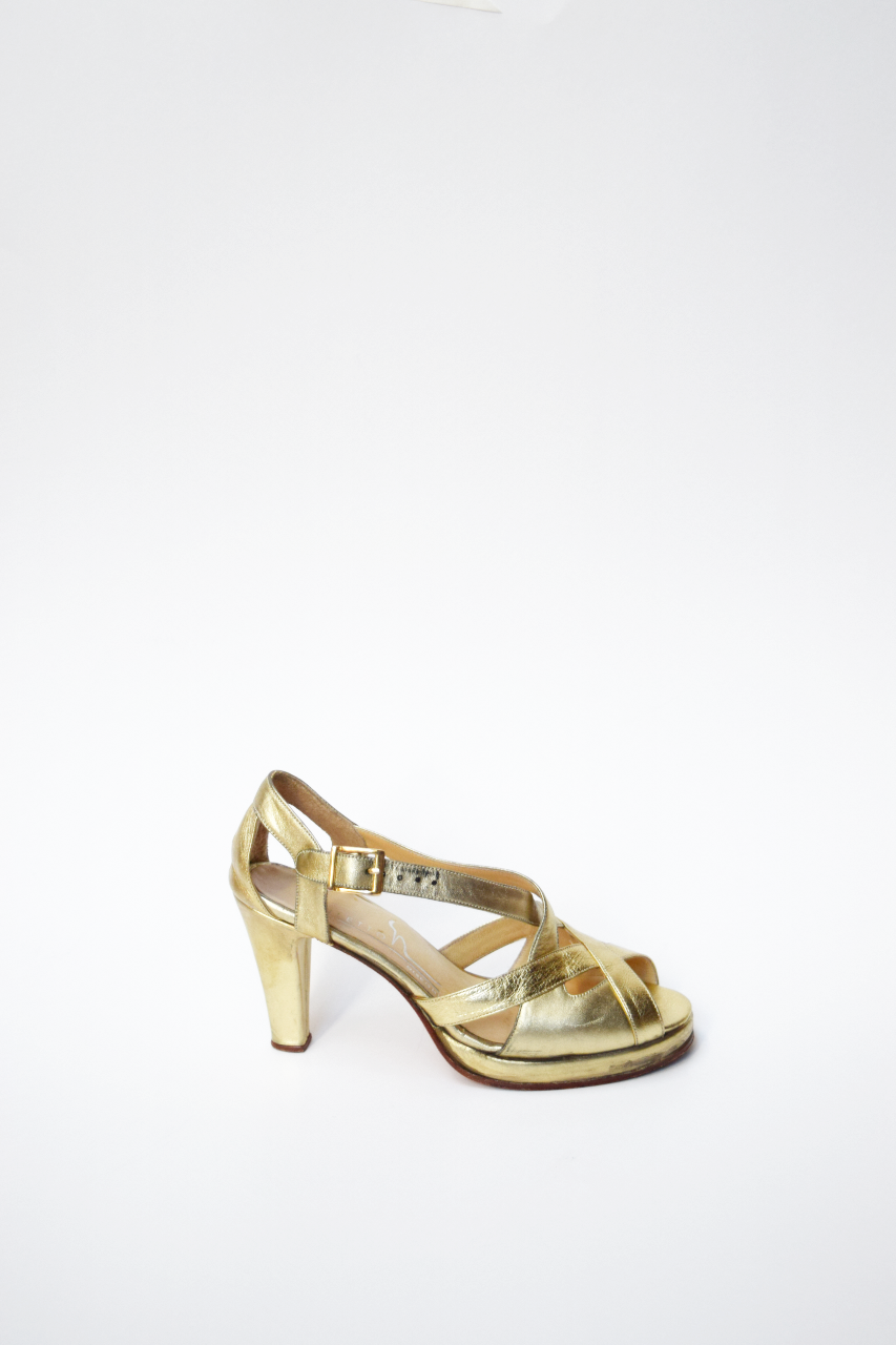 Sandalias doradas con tiras cruzadas