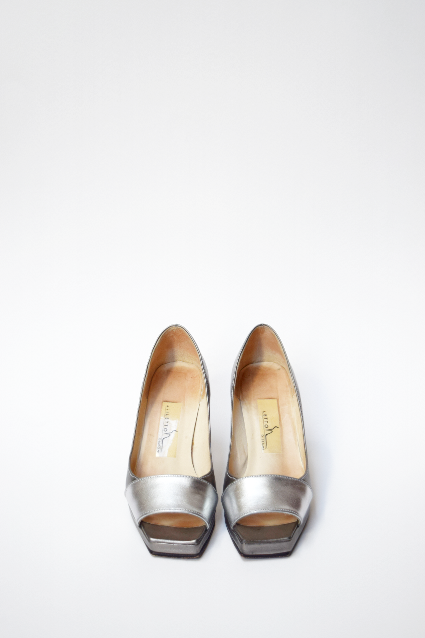 Zapatos peltre con tira plata adelante