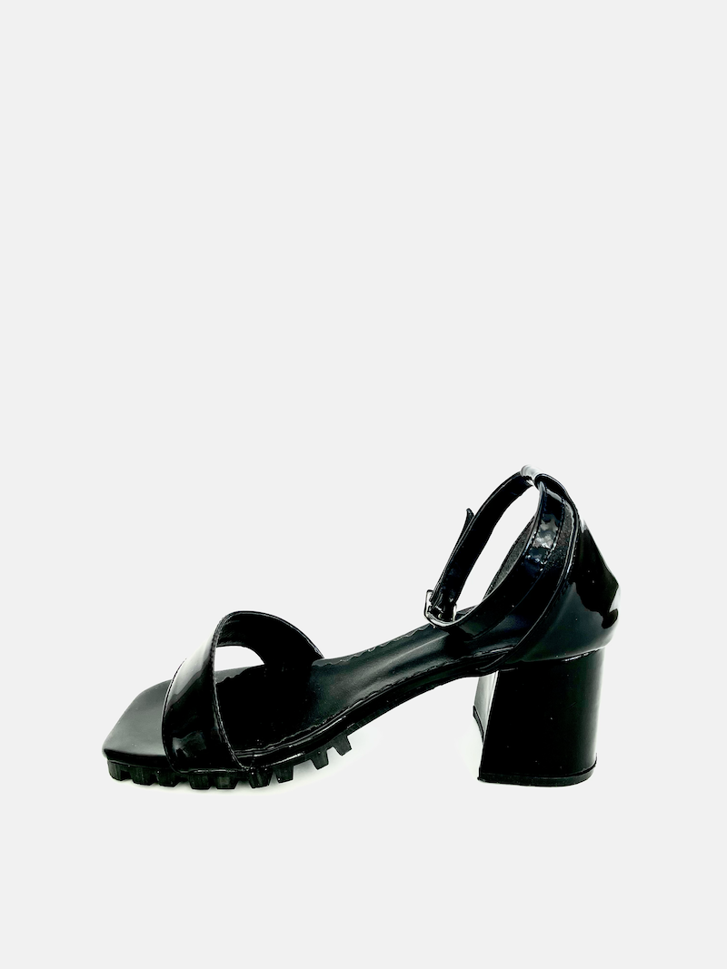 Sandalias de charol con suela tractor