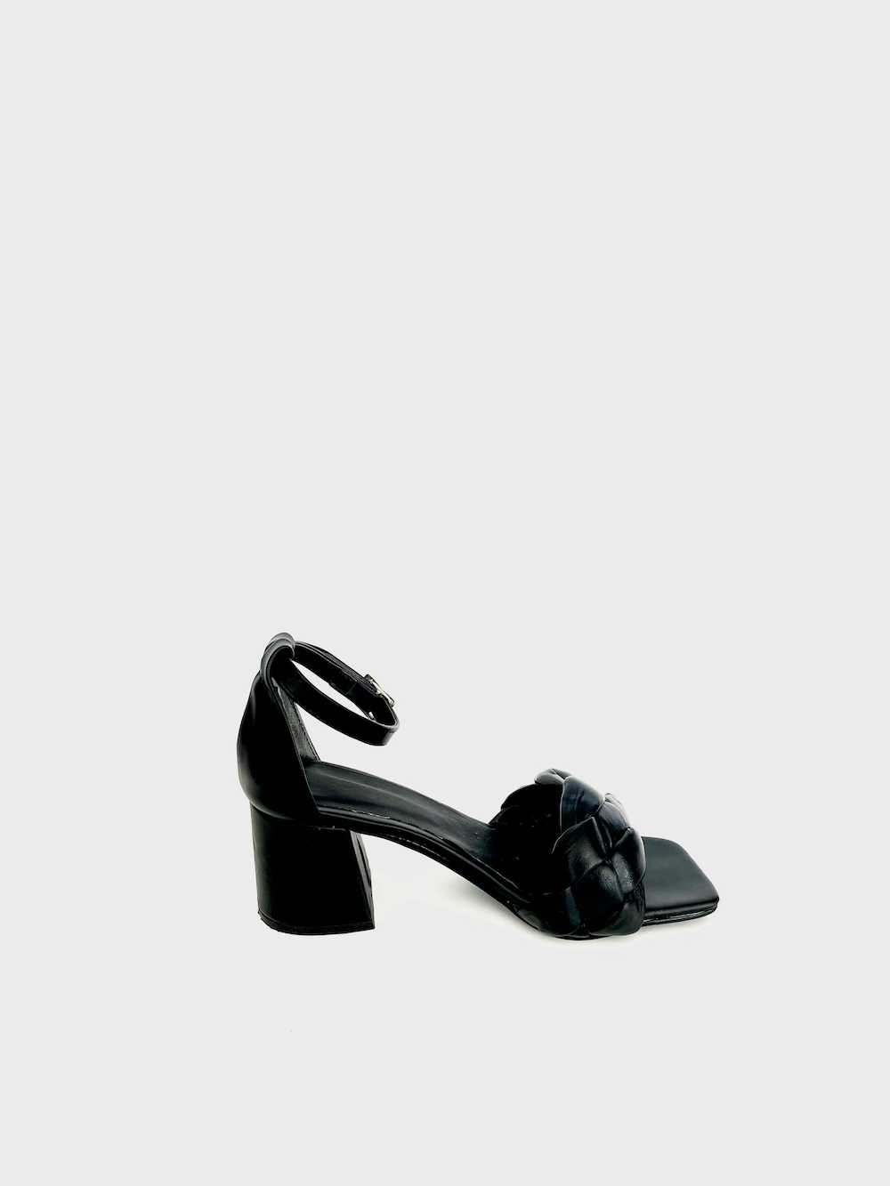 Sandalias negras tira trenzada