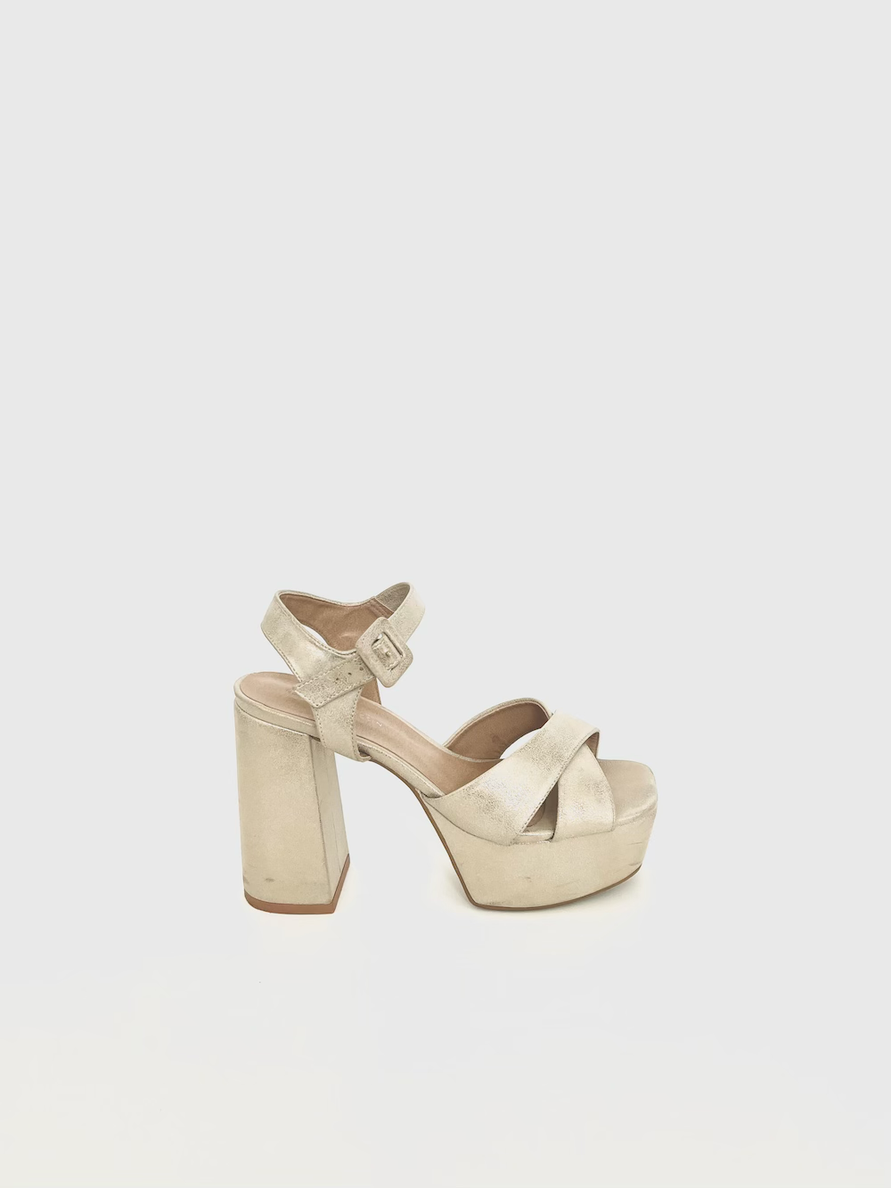Sandalias doradas cruzadas