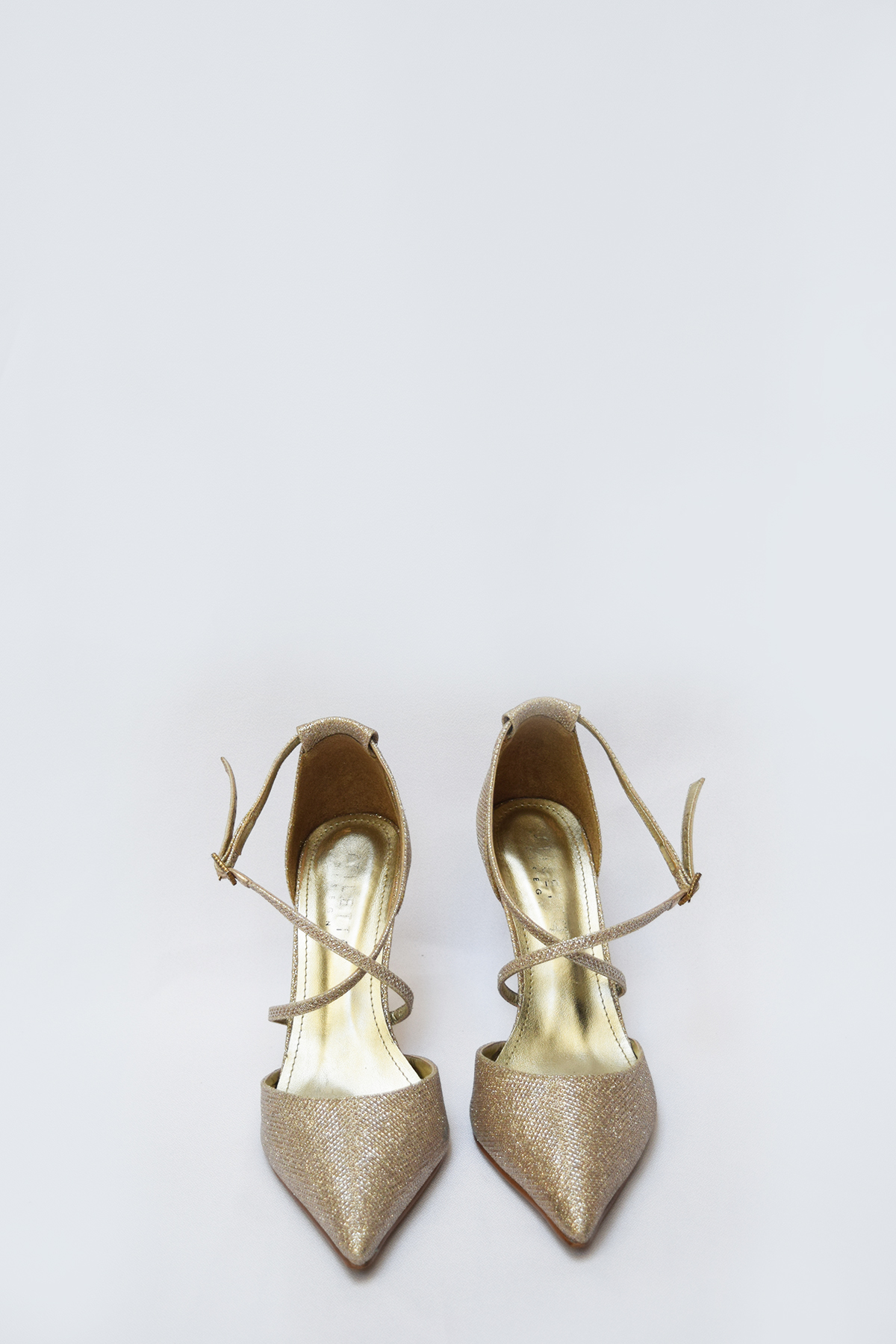 Zapatos en punta con tiras cruzadas en empeine