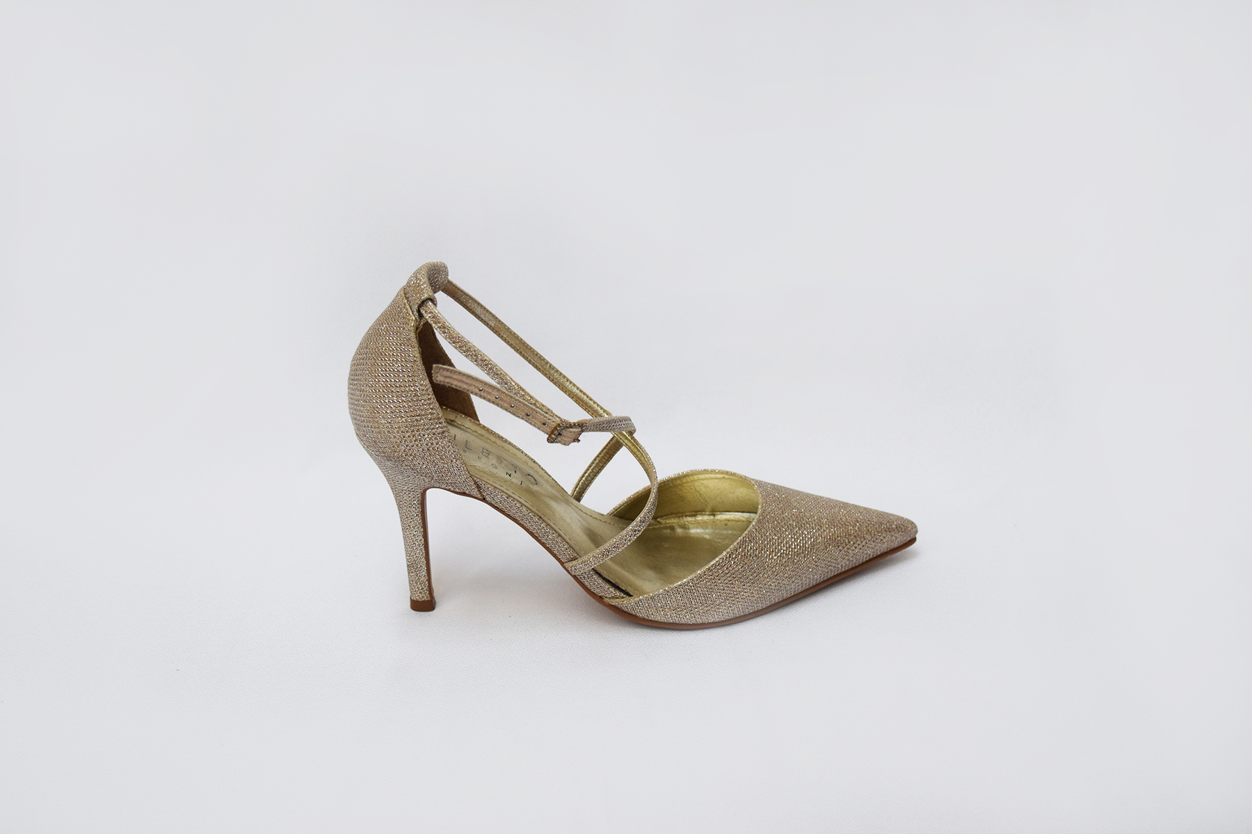 Zapatos en punta con tiras cruzadas en empeine