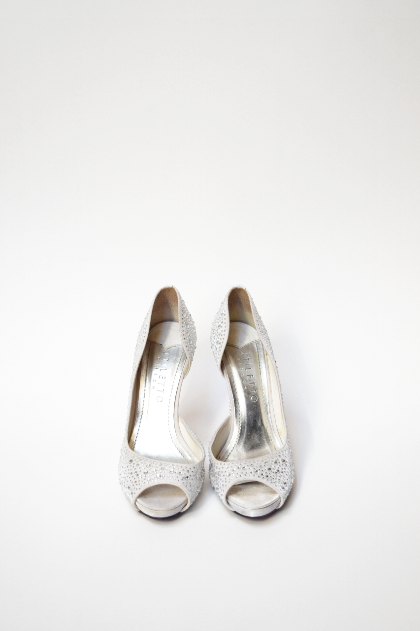 Zapatos boca de pez blancos con brillos