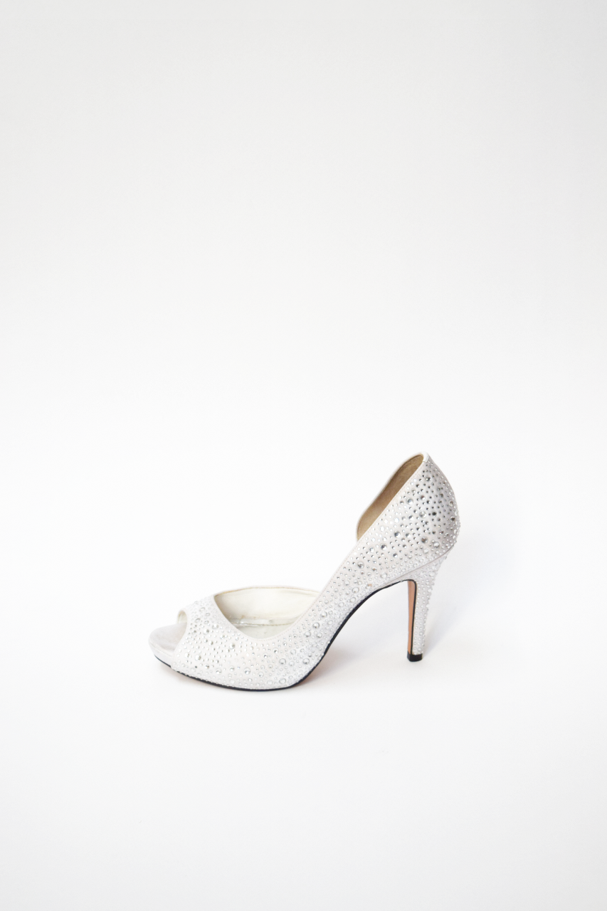 Zapatos boca de pez blancos con brillos