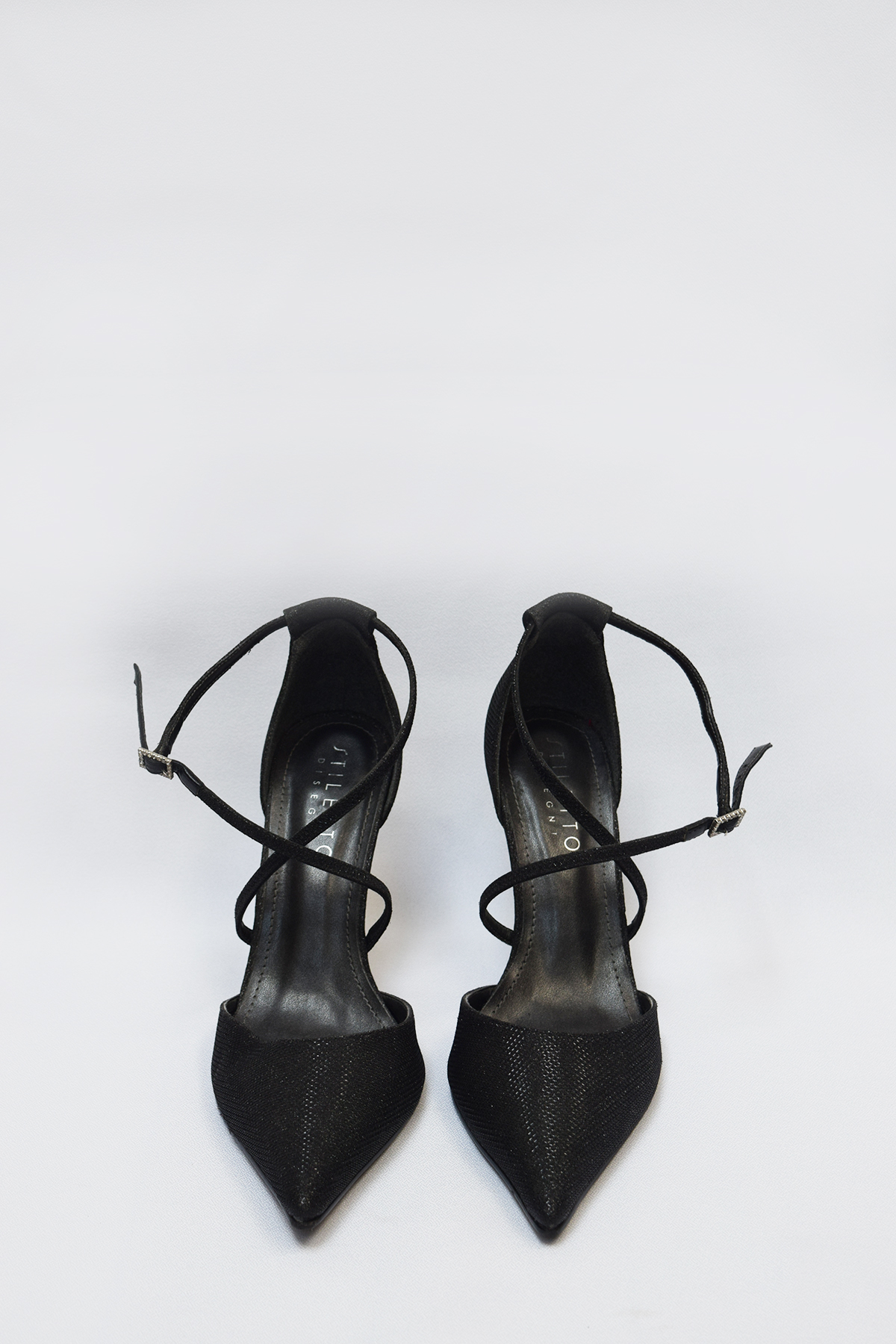 Zapatos en punta con tiras cruzadas