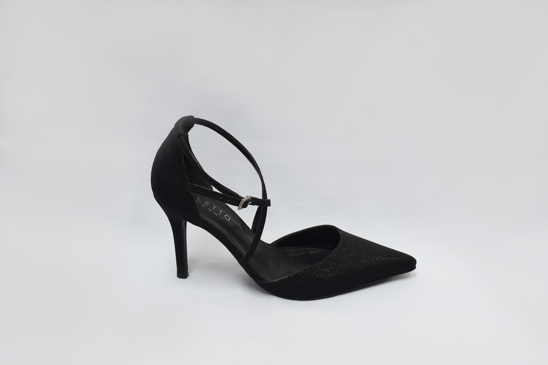 Zapatos en punta con tiras cruzadas