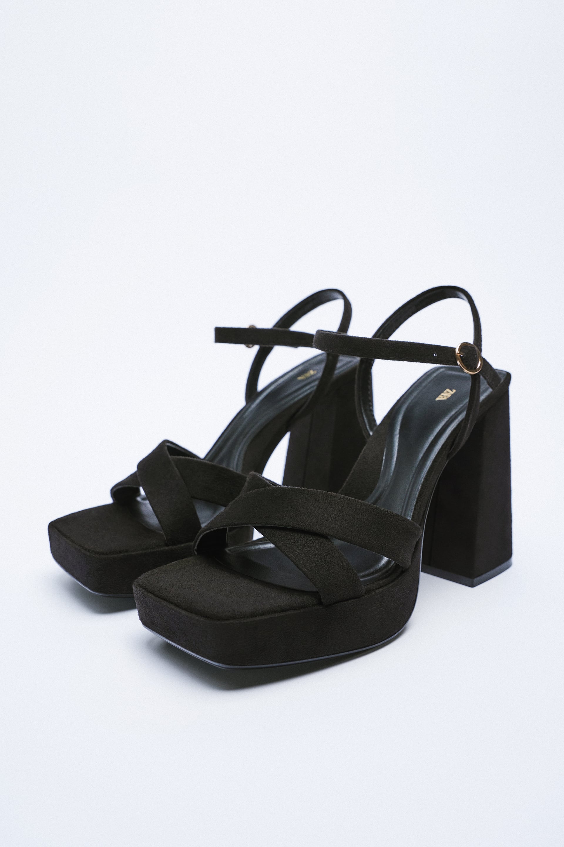 Sandalias negra con plataforma y taco grueso