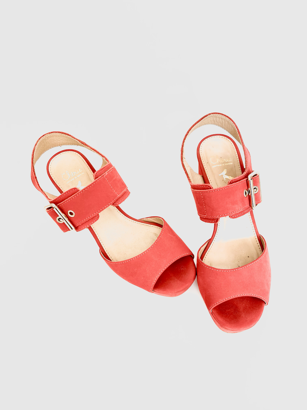 Sandalias rojas con hebilla