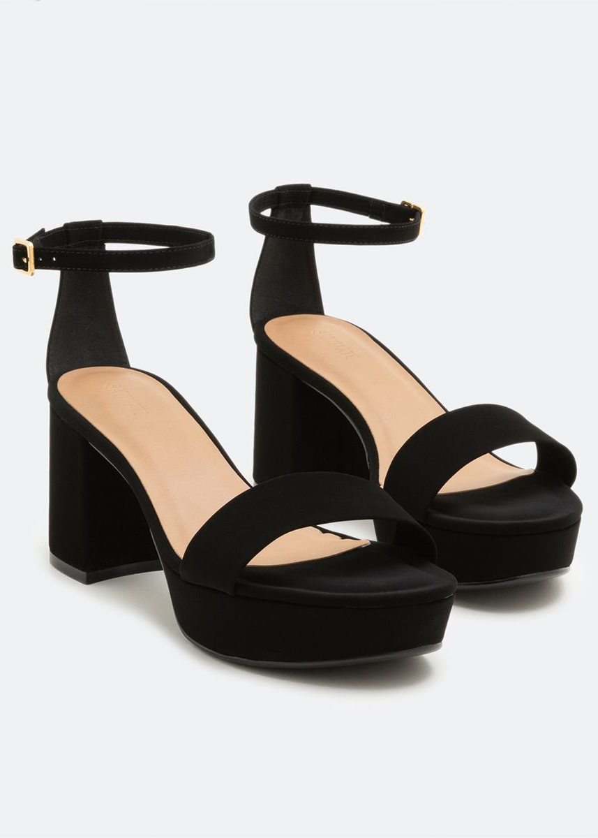 Sandalias negras con tira fina
