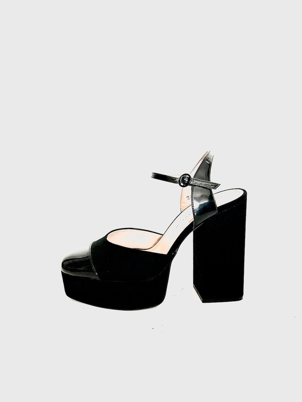 Zapatos con punta de charol