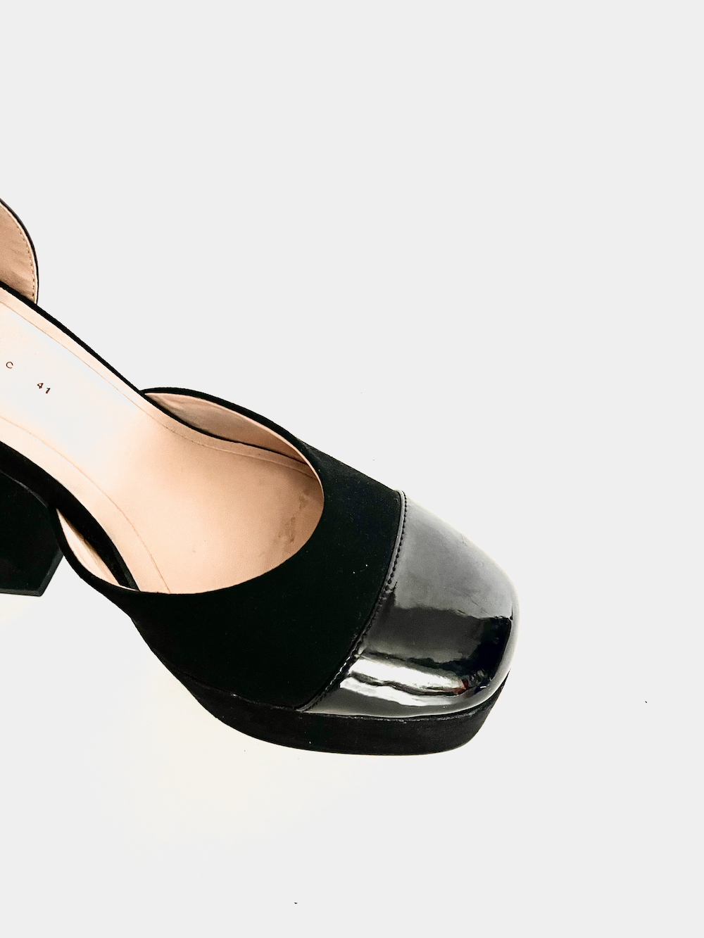 Zapatos con punta de charol